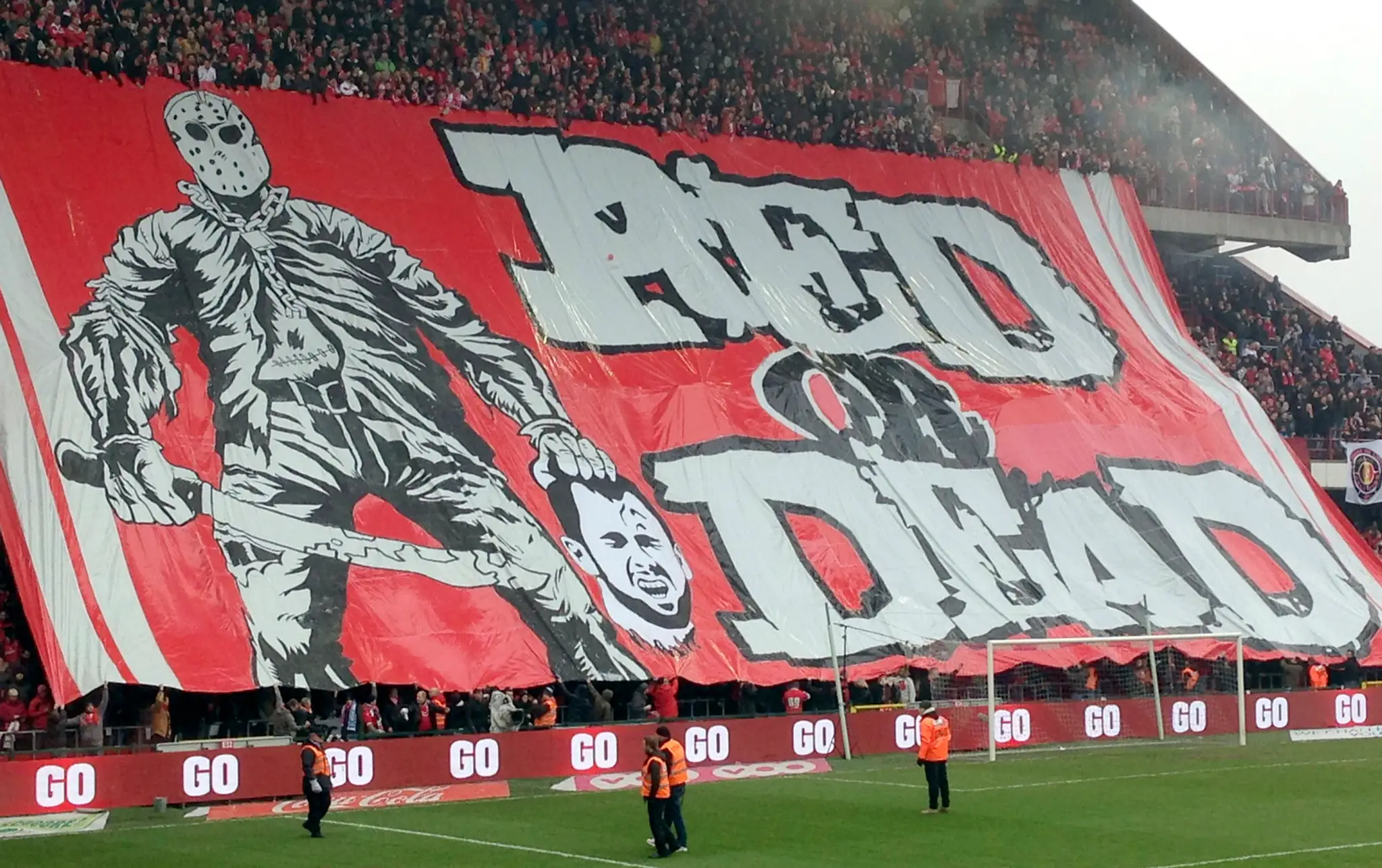 Červený alebo mŕtvy. Tento transparent vyrobili fanúšikovia Standard Liege pre ich bývalého futbalistu Stevena Defoura.