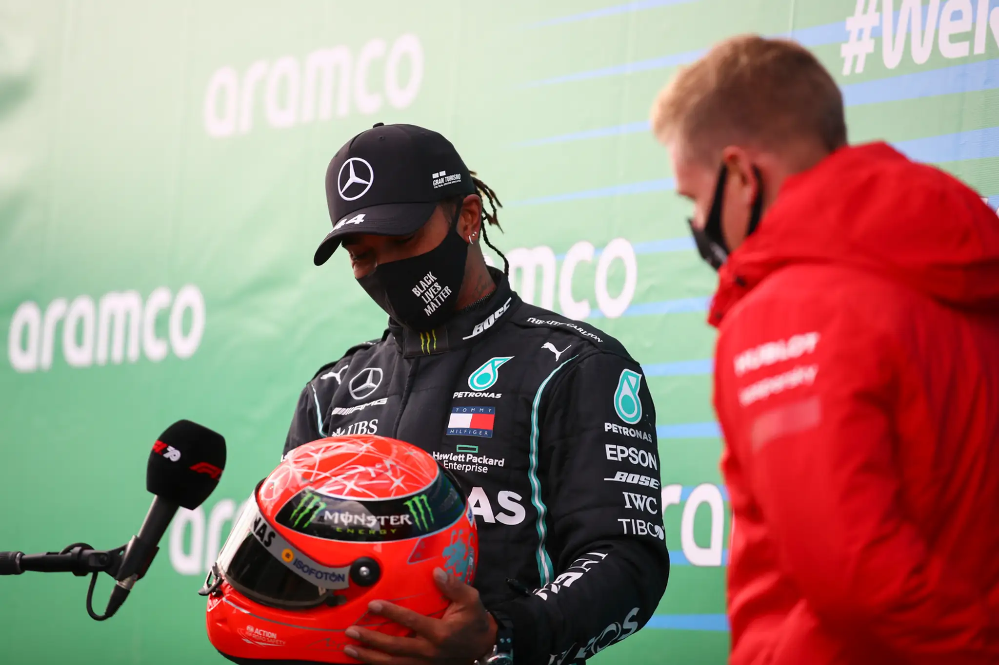 Mick podaroval Lewisonovi Hamiltonovi helmu svojho otca.