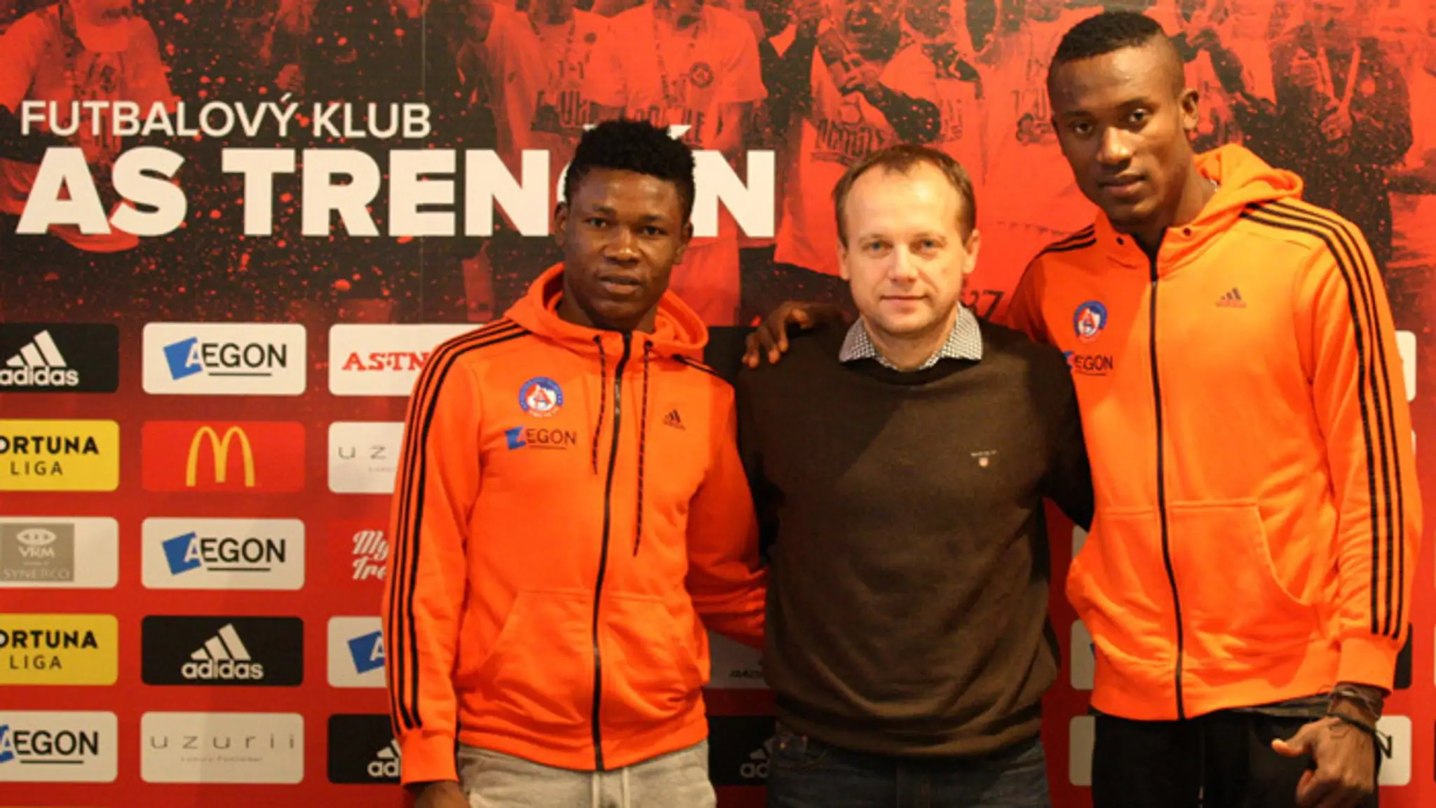 Krídelník Samuel Kalu a stopér Christopher Maduka (vpravo), uprostred generálny manažér AS Trenčín Róbert Rybníček.