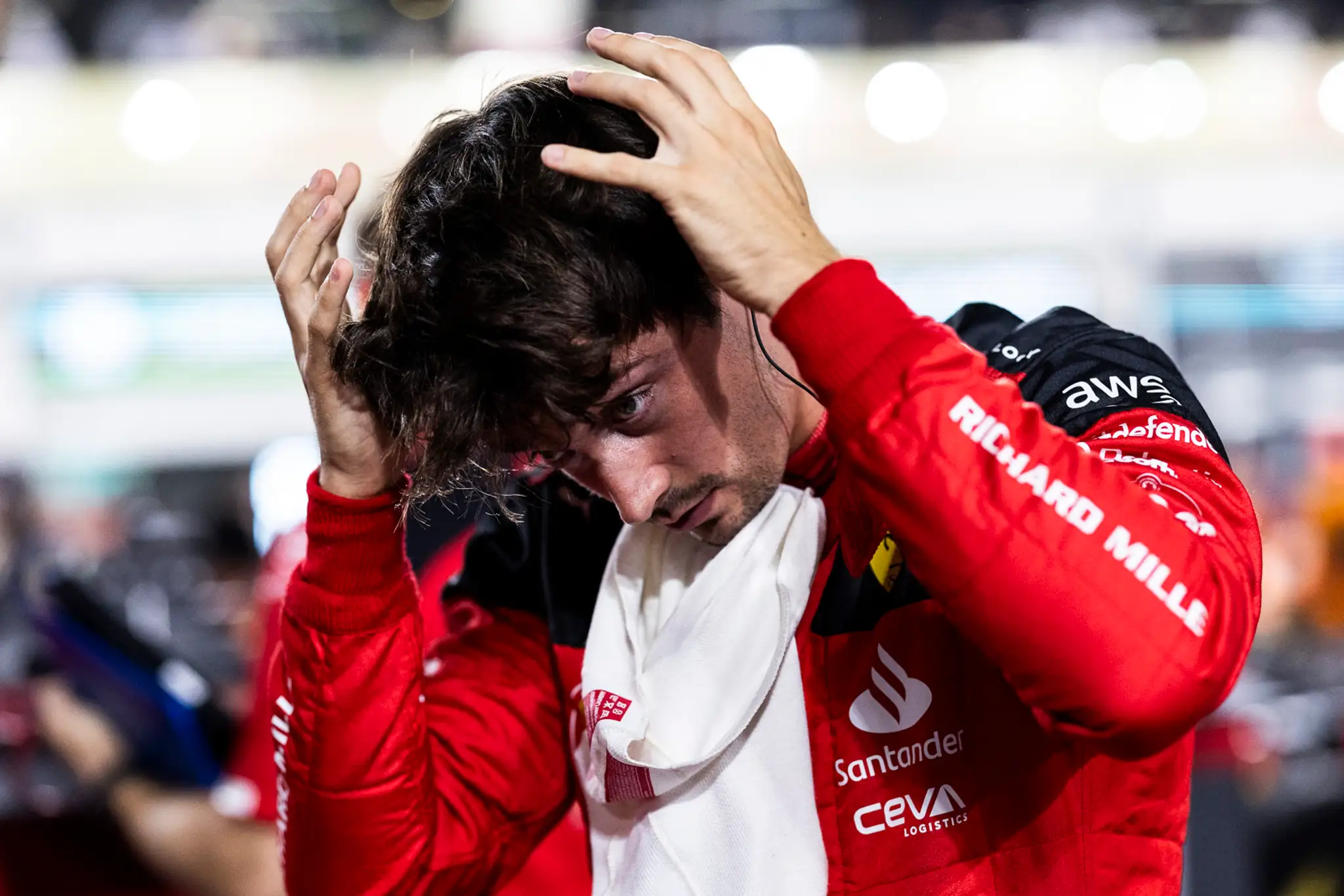 Španielsky pilot Charles Leclerc na Ferrari.