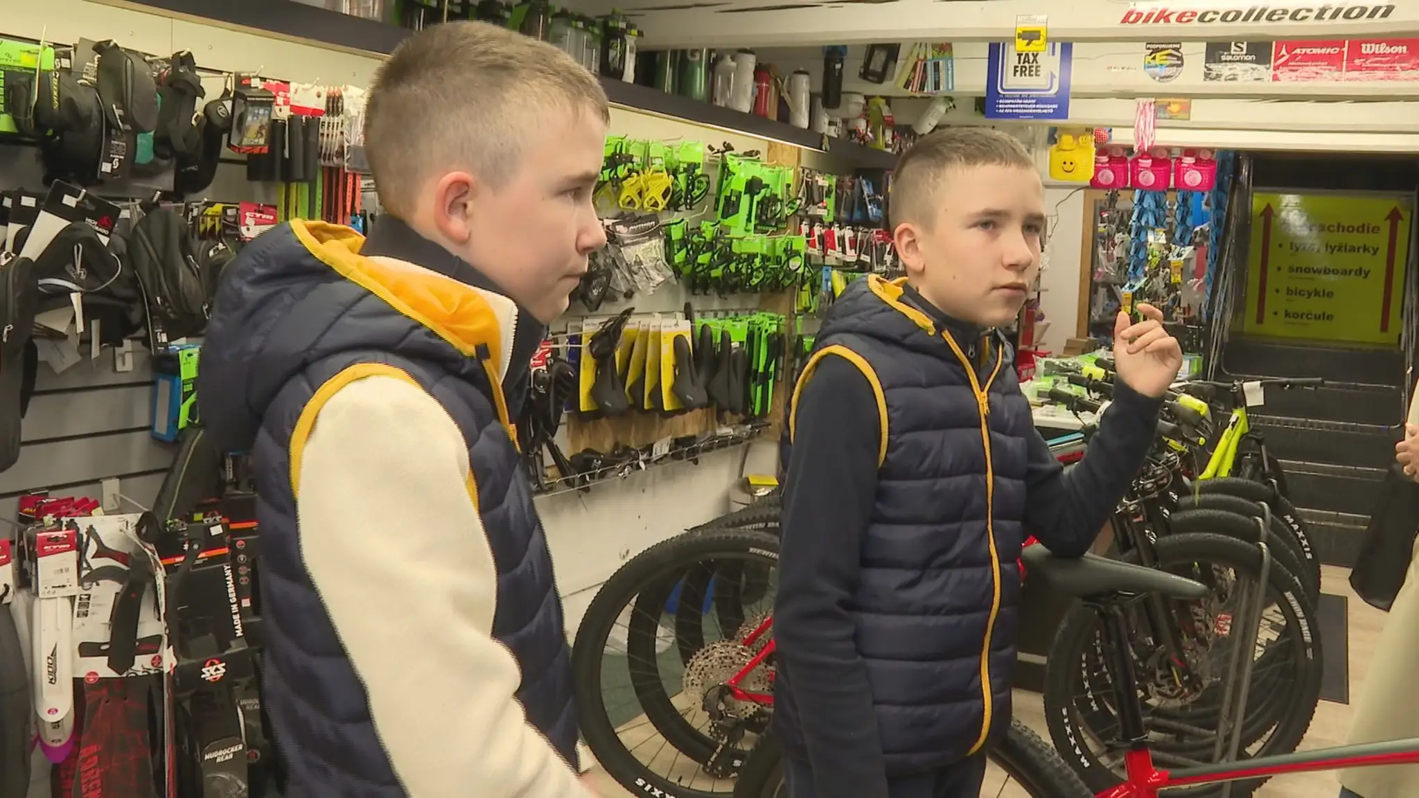 Chlapci už majú nové bicykle.