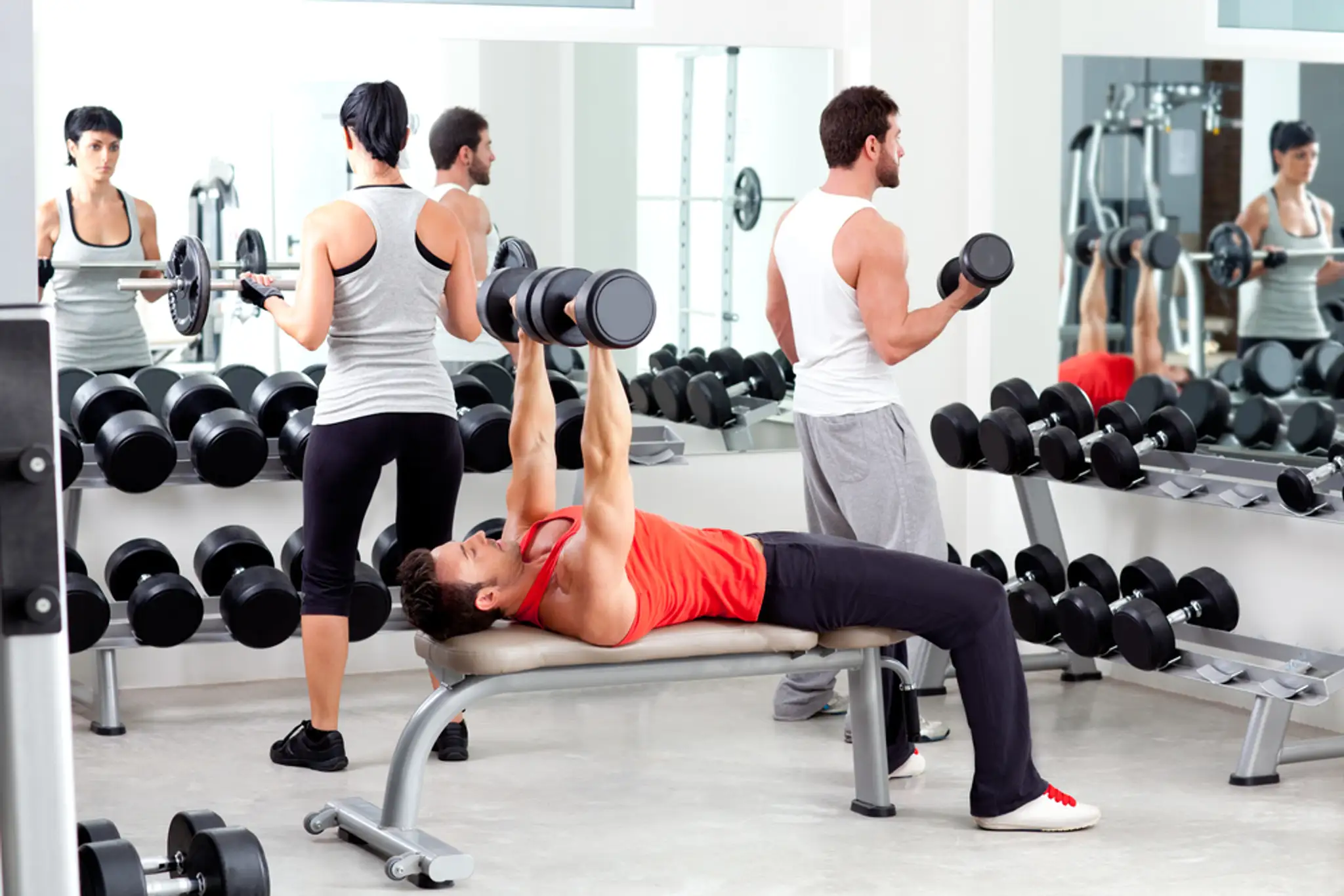 Cvičenie vo fitnes centre - ilustračná snímka.