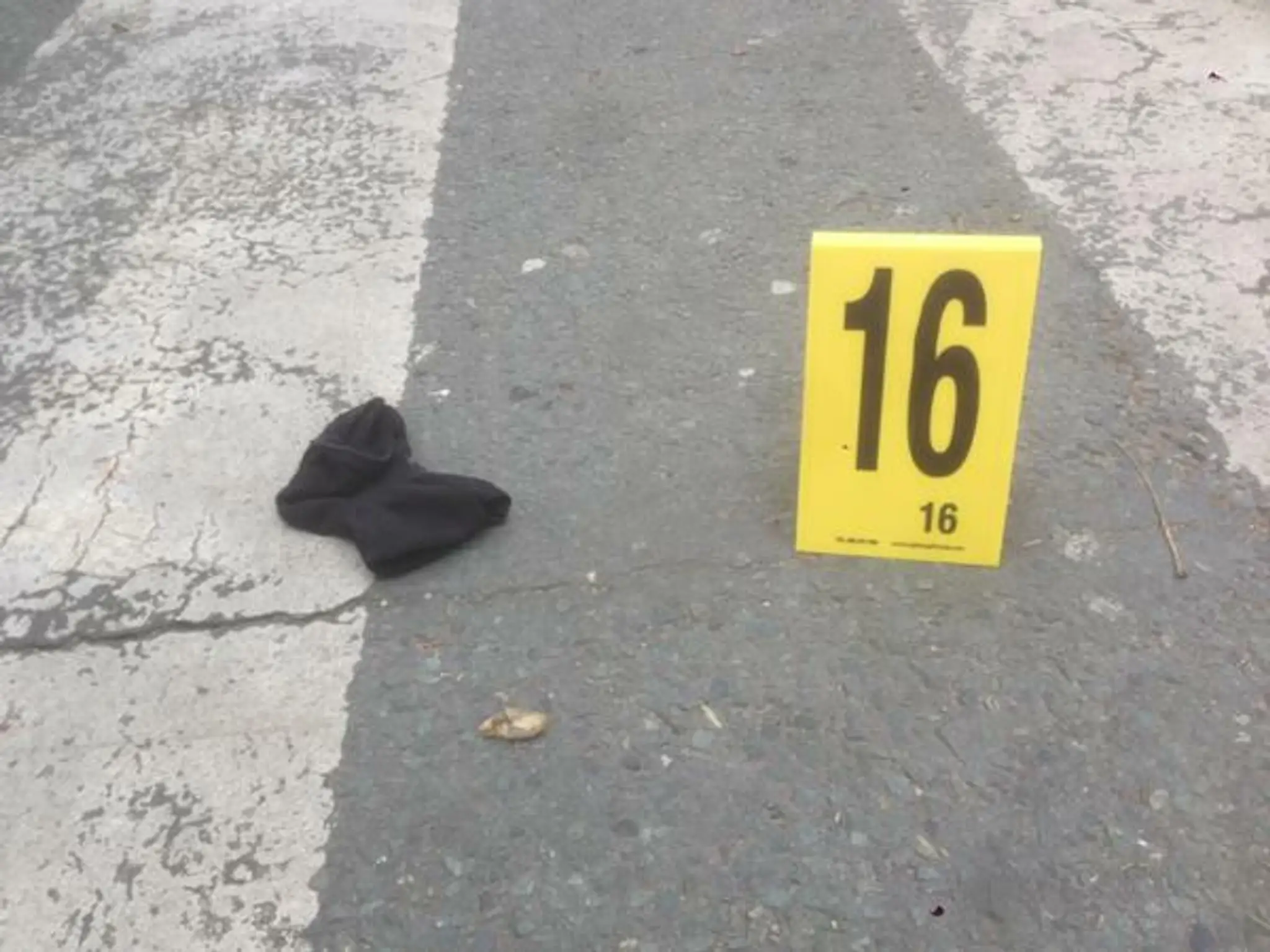 Rukavica jedného z útočníkov na redakciu  Charlie Hebdo.