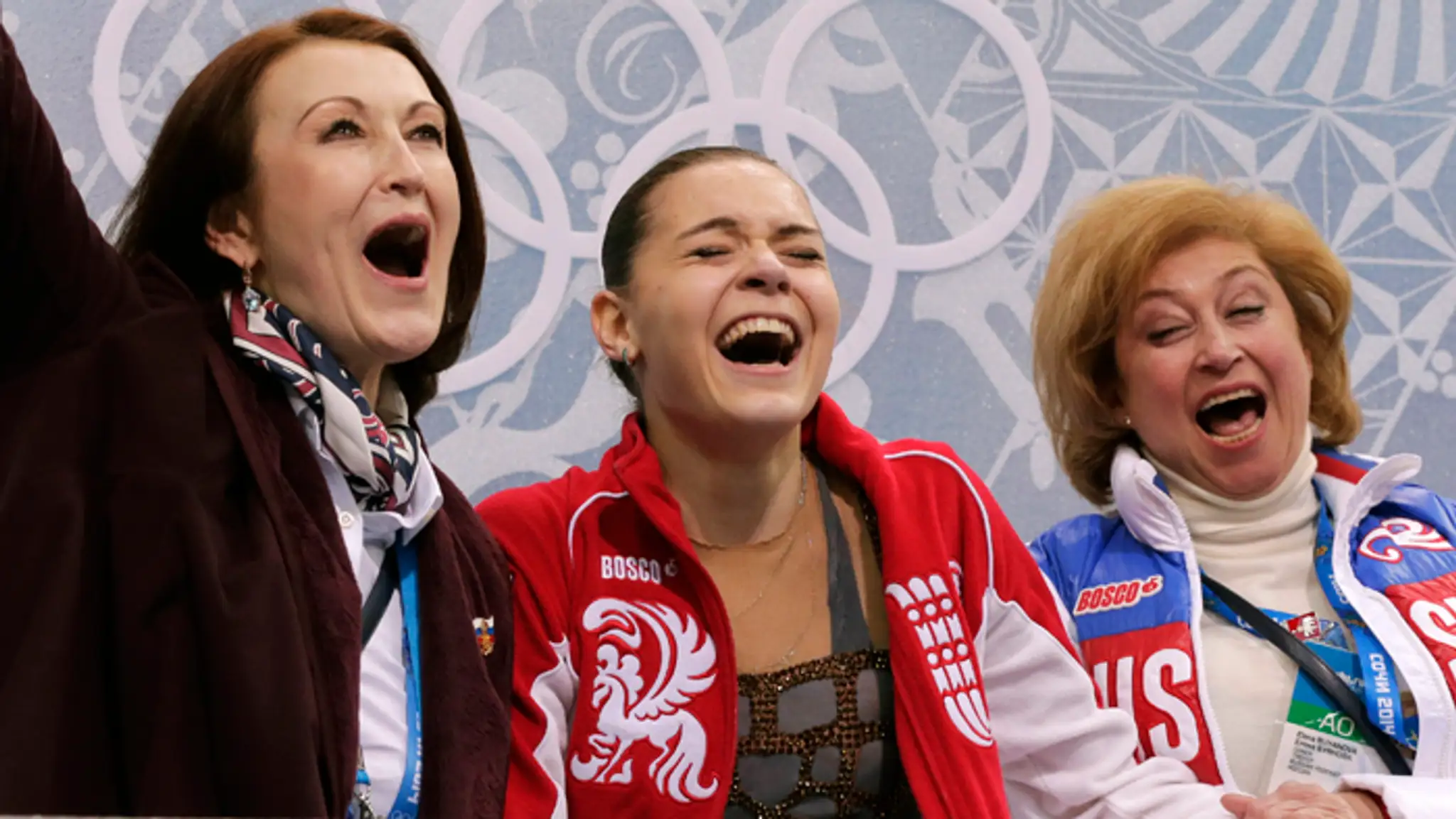 Trénerka Jelena Bujanovová (vpravo),  choreografka Irina Tagajevová a Adelina Sotnikovová sa tešia po zisku zlata v Soči.