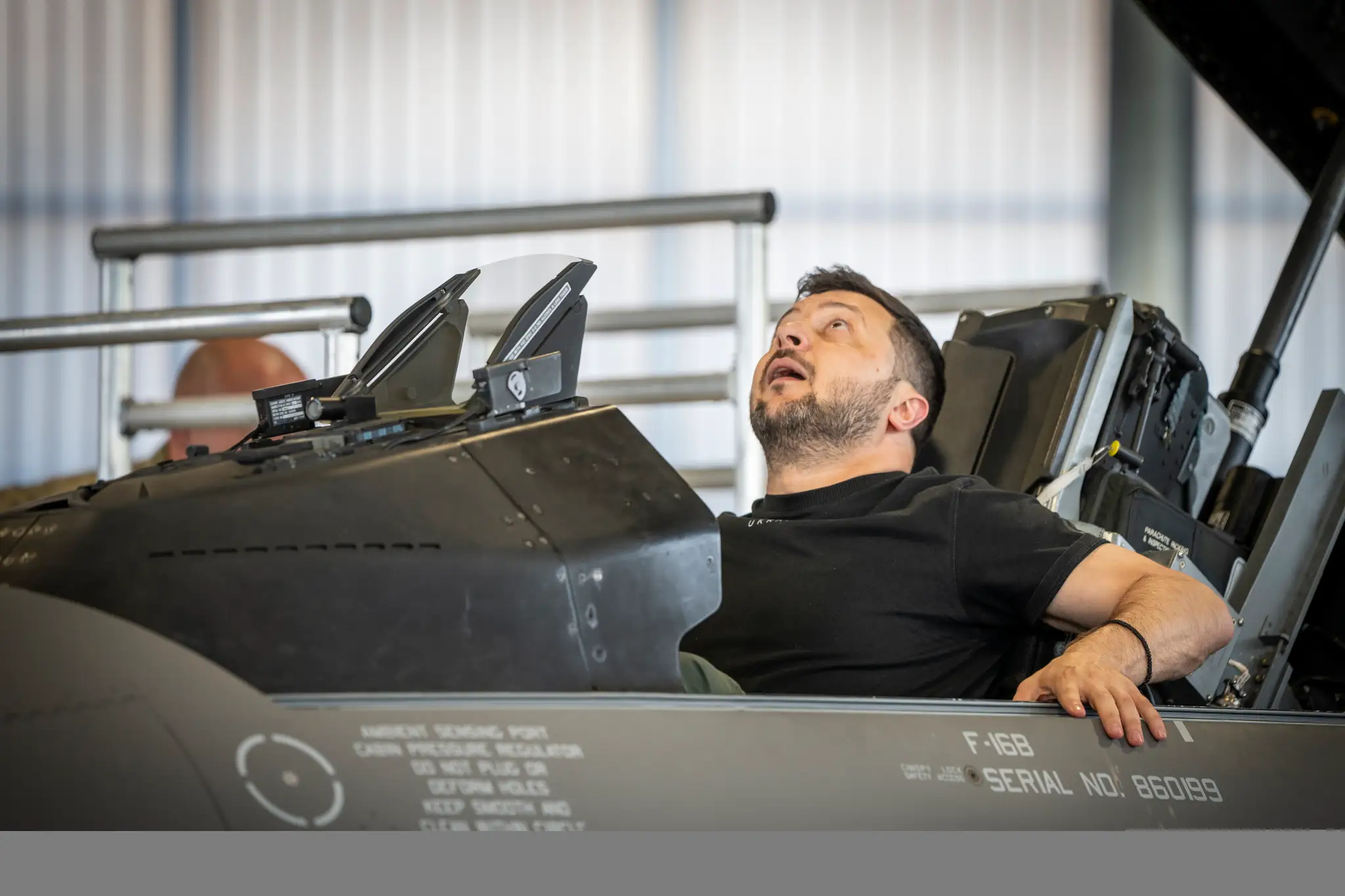 Ukrajinský prezident Volodymyr Zelenskyj sedí v stíhačke F-16 na leteckej základni Skrydstrup.