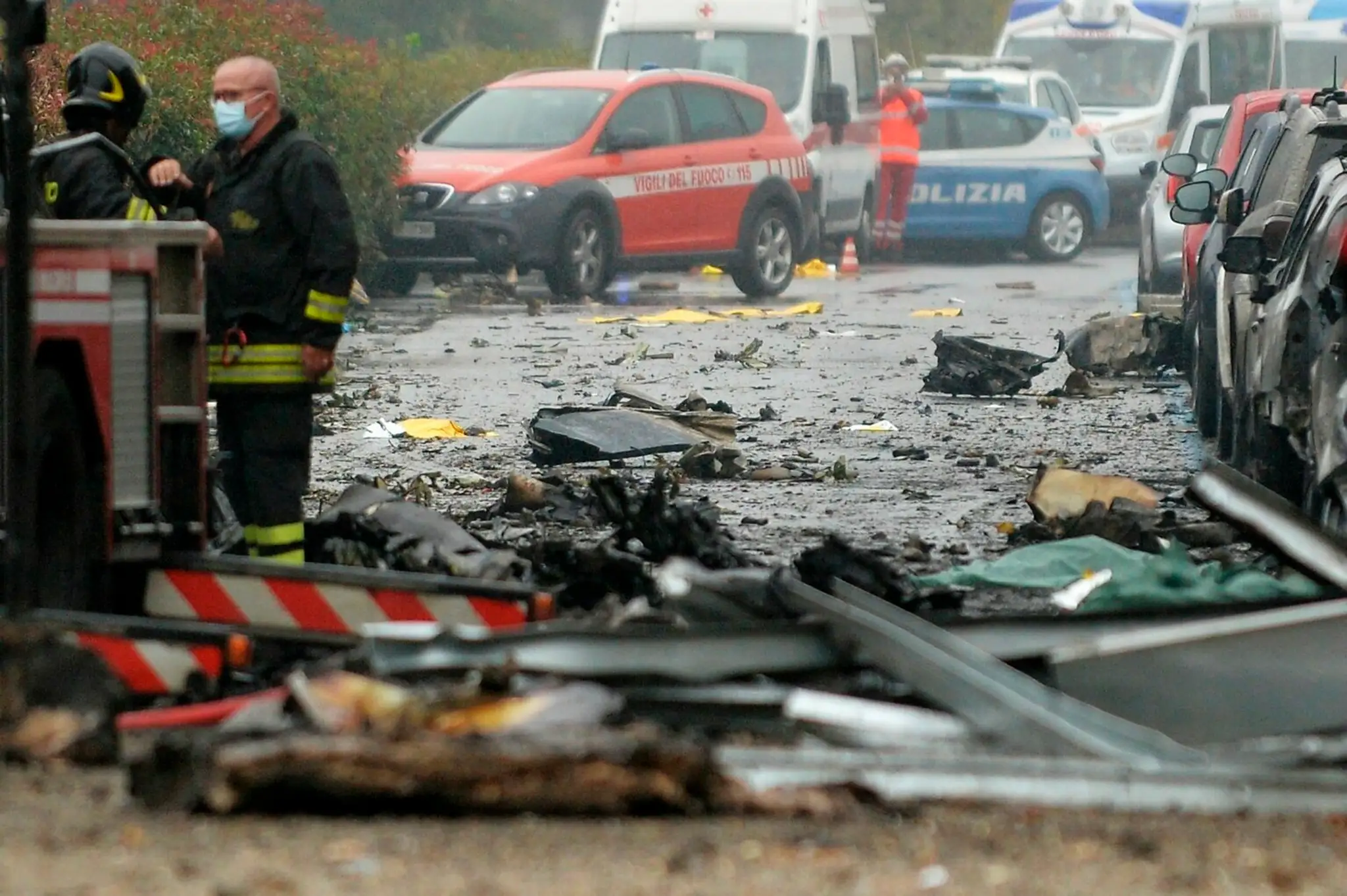 Záber zničenej budovy po pád lietadla.