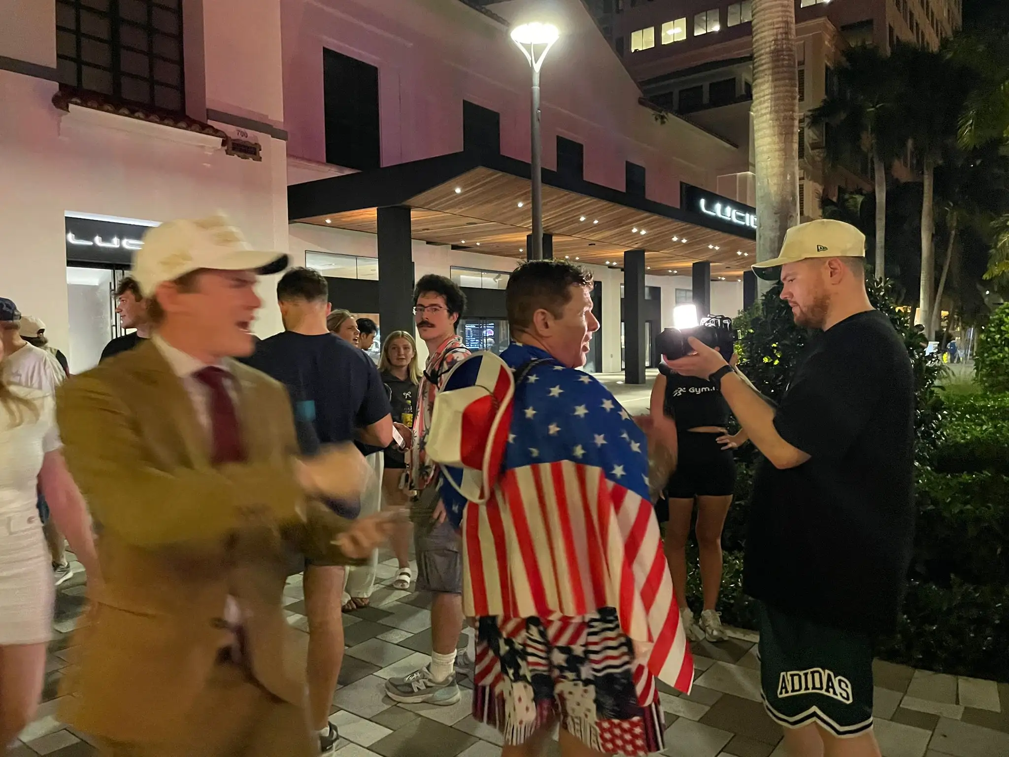 Atmosféra pred volebnou centrálou Donalda Trumpa