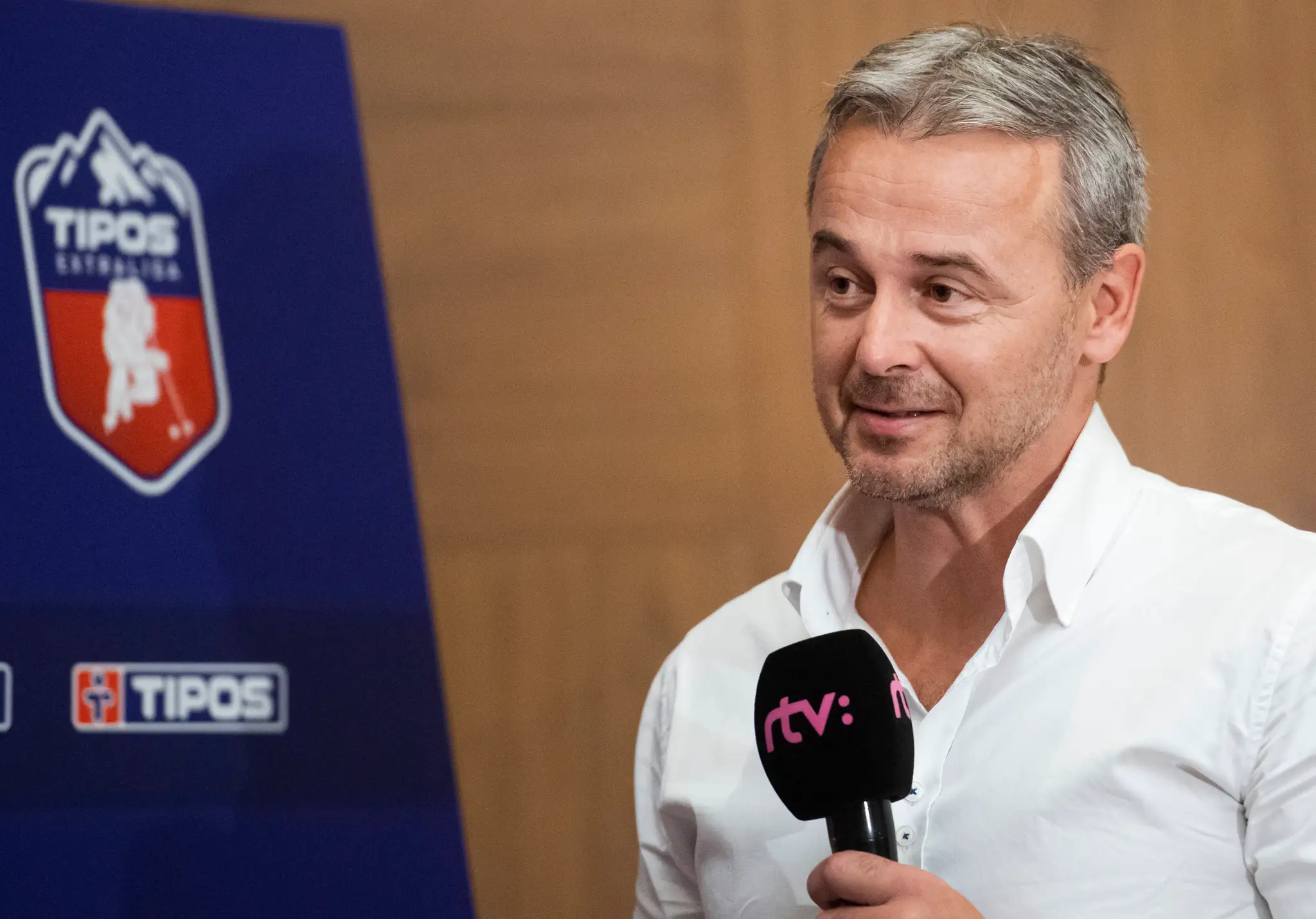 Člen predstavenstva HKM Zvolen Ladislav Čierny na žrebe 1. kola jubilejného 30. ročníka slovenskej najvyššej hokejovej súťaže.