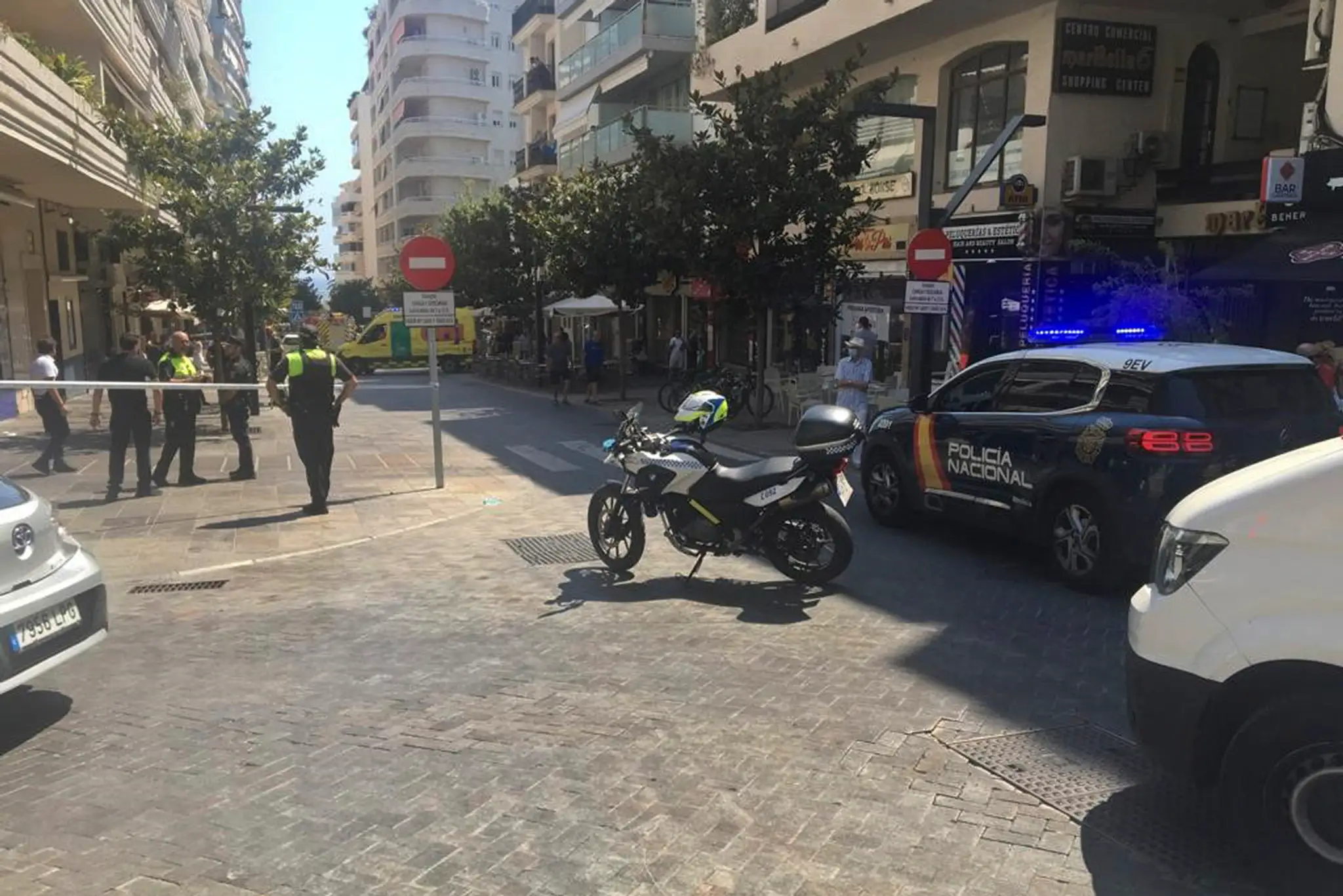 Policajti hliadkujú pri chodníku plnom terás, kde vrazilo auto v juhošpanielskom meste Marbella
