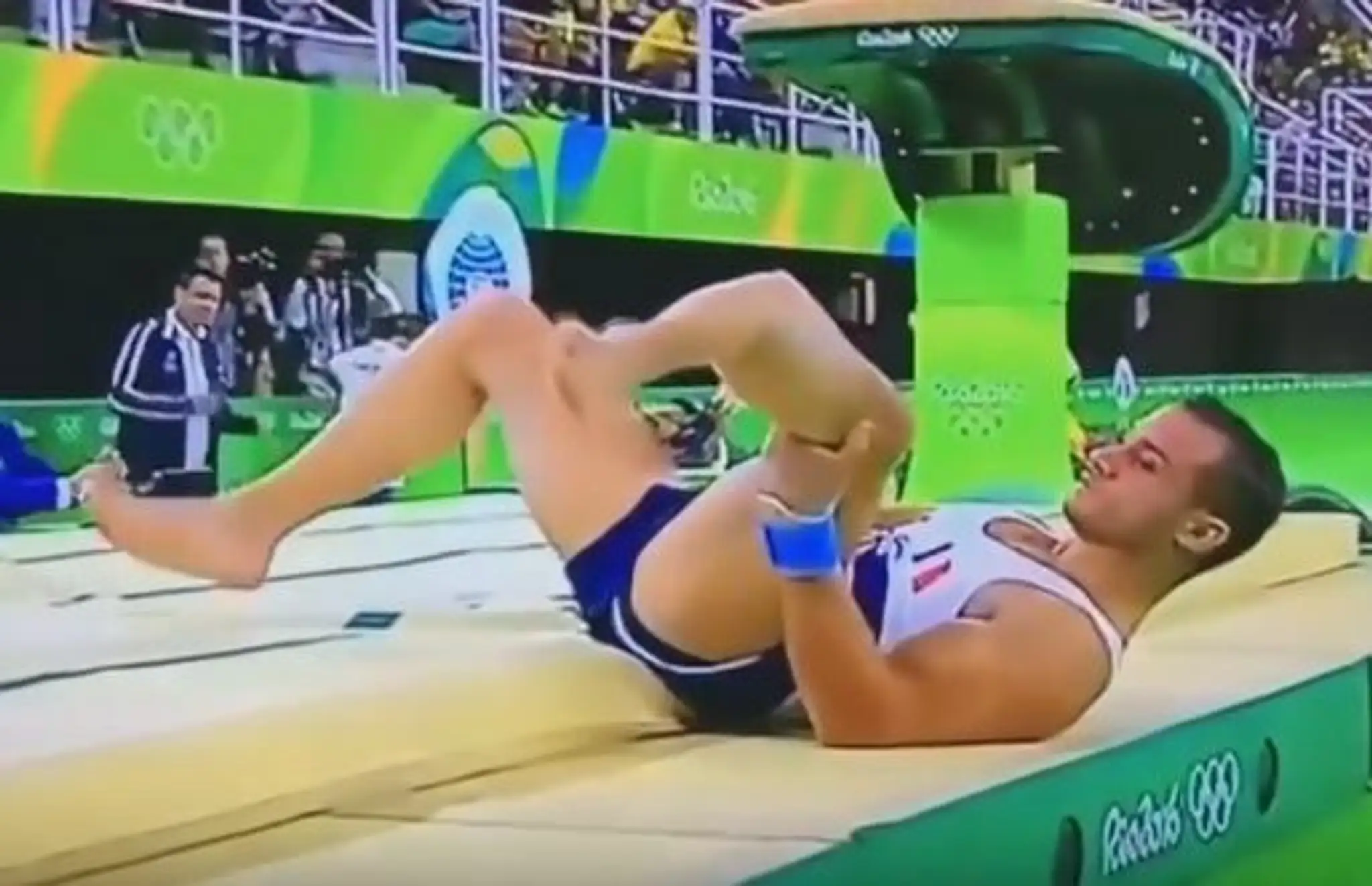 Francúzsky gymnasta Samir Ait Said počas tímovej kvalifikácie na OH v Rio de Janeiro utrpel komplikovanú zlomeninu nohy.