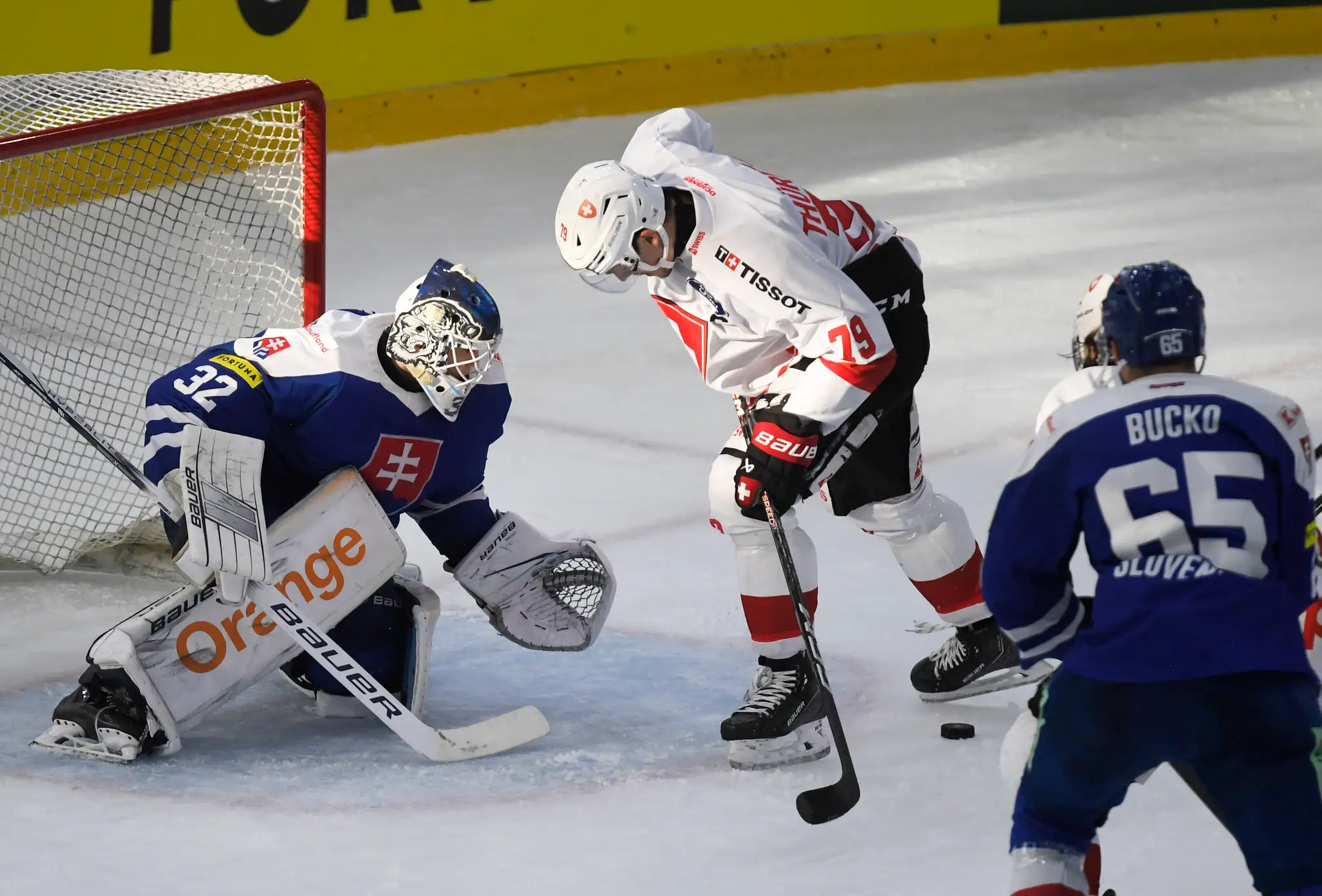 Na snímke zľava brankár Dávid Hrenák (Slovensko),  Calvin Thürkauf (Švajčiarsko) a Martin Bučko (Slovensko).