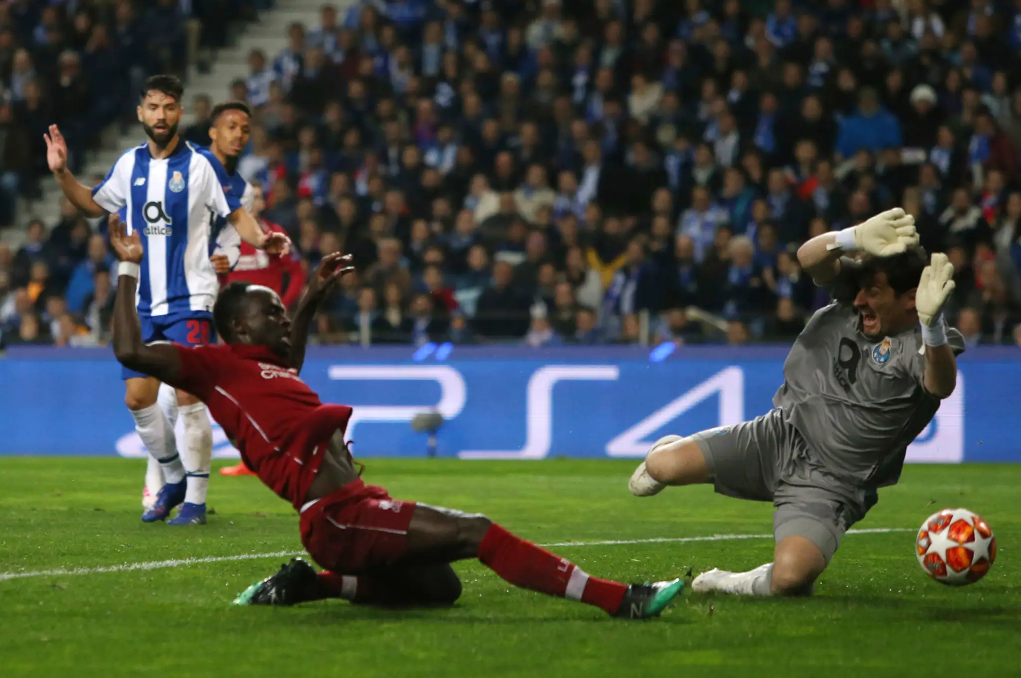 Zľava Virgil van Dijk a Alisson Becker z Liverpoolu oslavujú triumf vo štvrťfinále LM na pôde Porta.