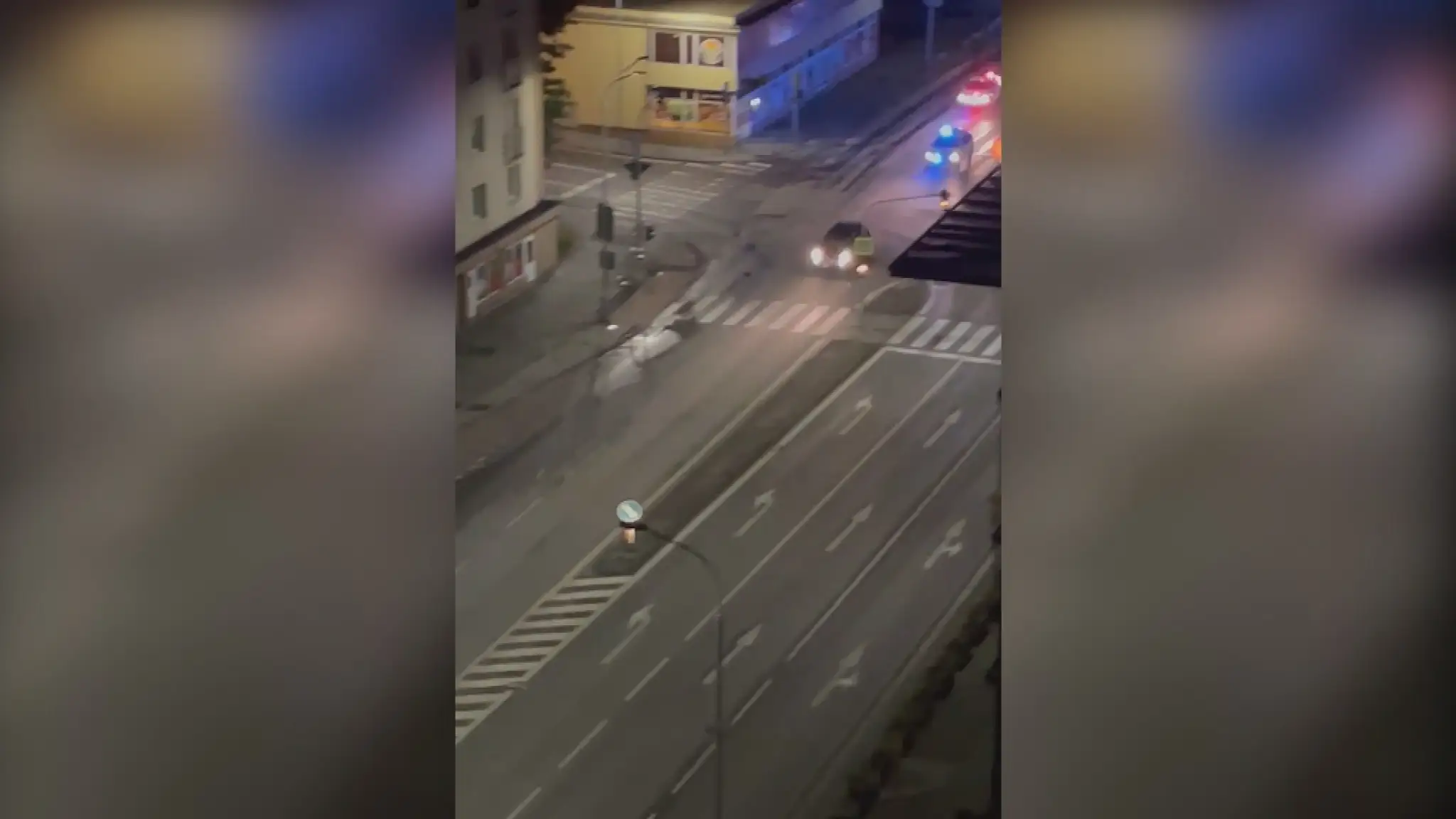 Nočná policajná naháňačka v Nitre. Okrem sirén sa ozvali mestom aj výstrely