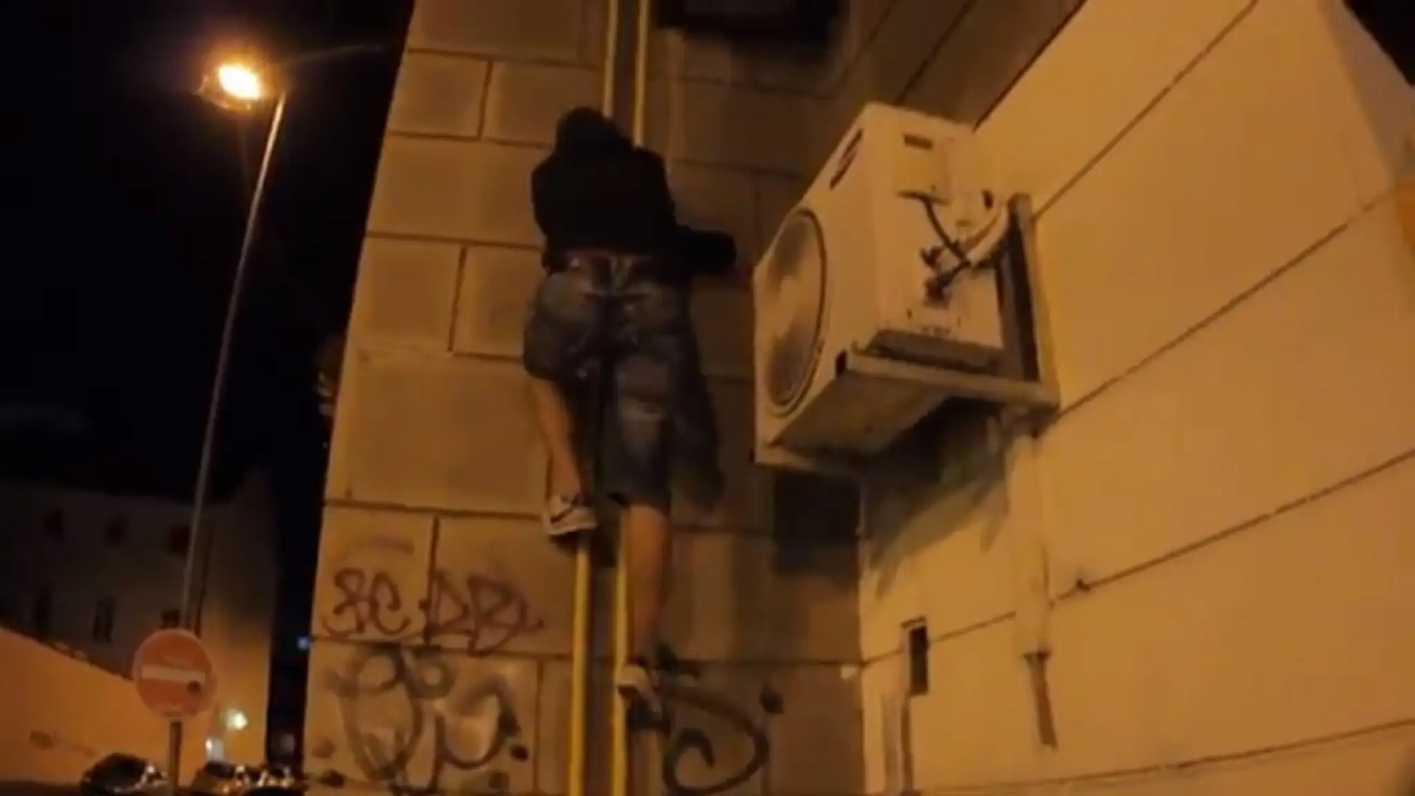 Sprejeri dokážu pre grafiti vyliezť hocikam