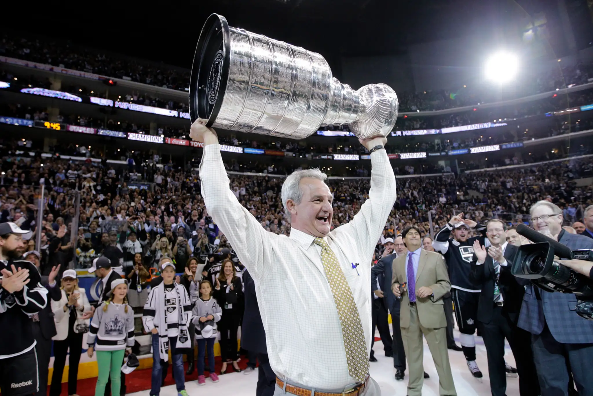 Tréner LA Kings Darryl Sutter dvíha nad hlavu Stanleyho pohár.