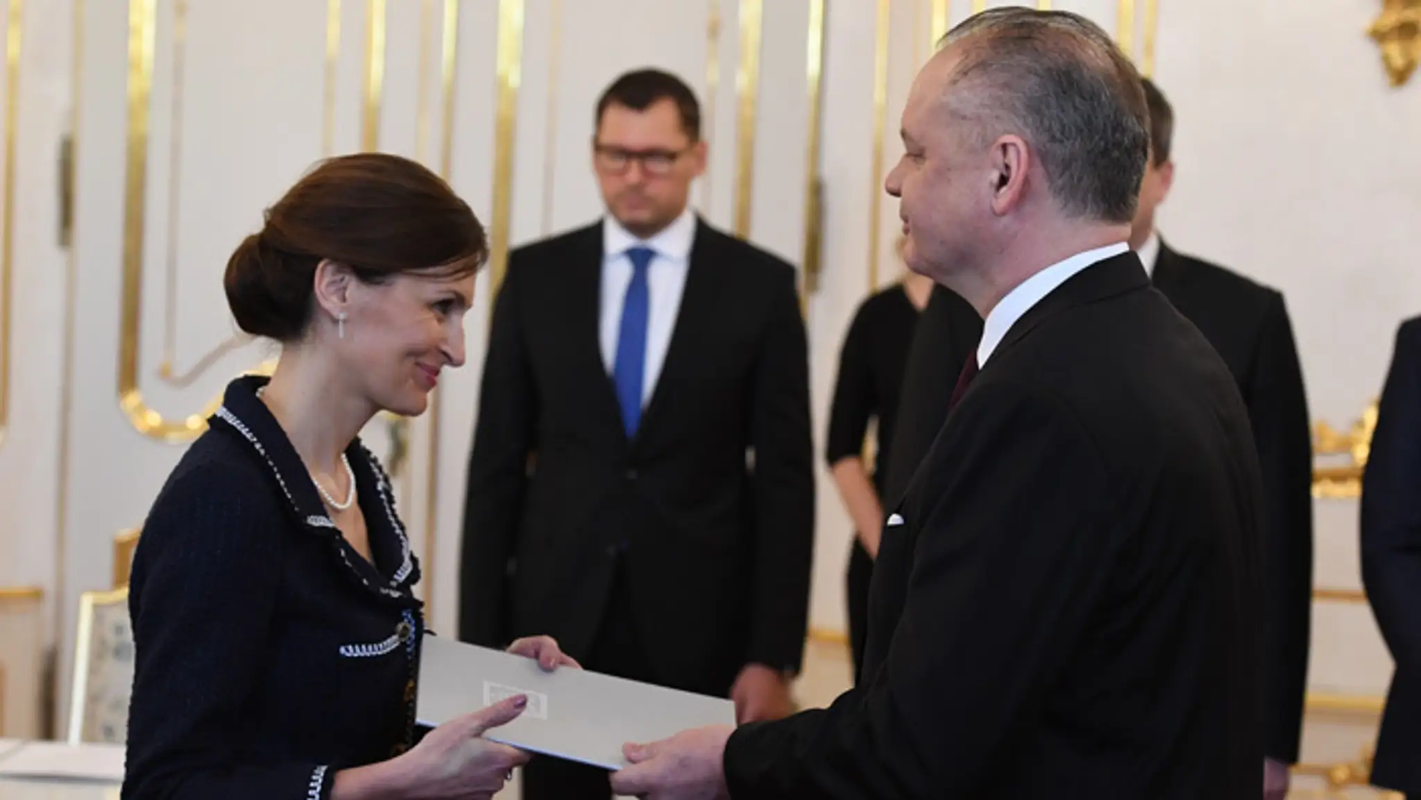 Ministerka zdravotníctva Andrea Kalavská si od prezidenta preberá menovací dekrét.