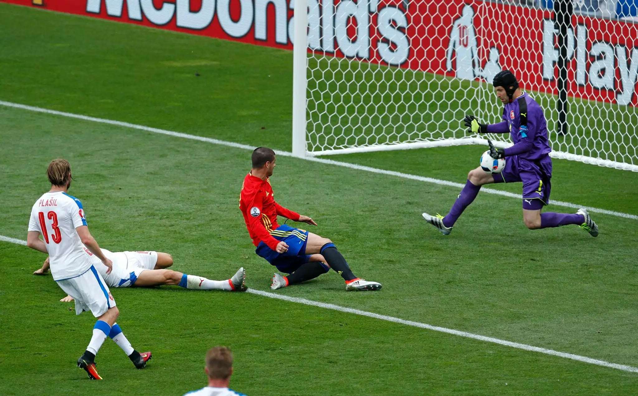 Český brankár Petr Čech vyráža strelu Španiela Alvara Moratu v zápase ME vo Francúzsku.