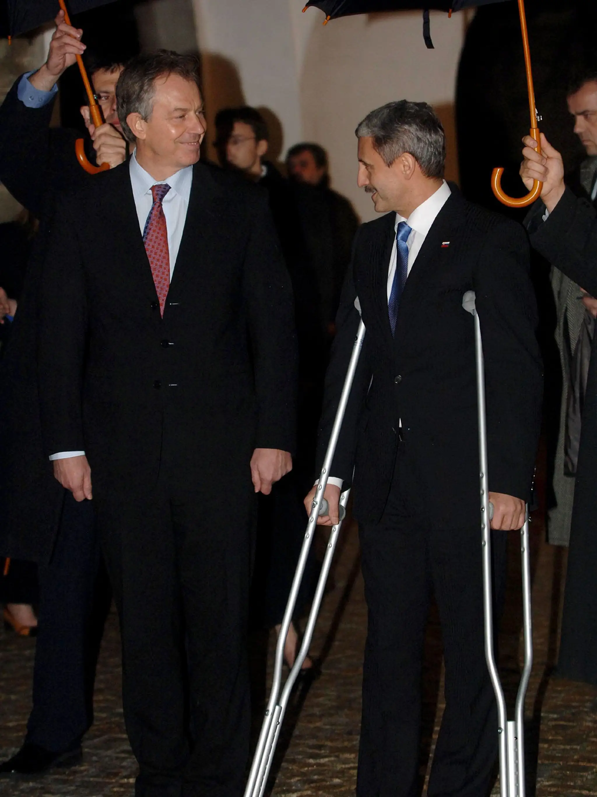 Na archívnej snímke z 9. marca 2006 vtedajší premiér SR Mikuláš Dzurinda (vpravo) a vtedajší britský premiér Tony Blair počas oficiálnej návštevy v Bratislave.