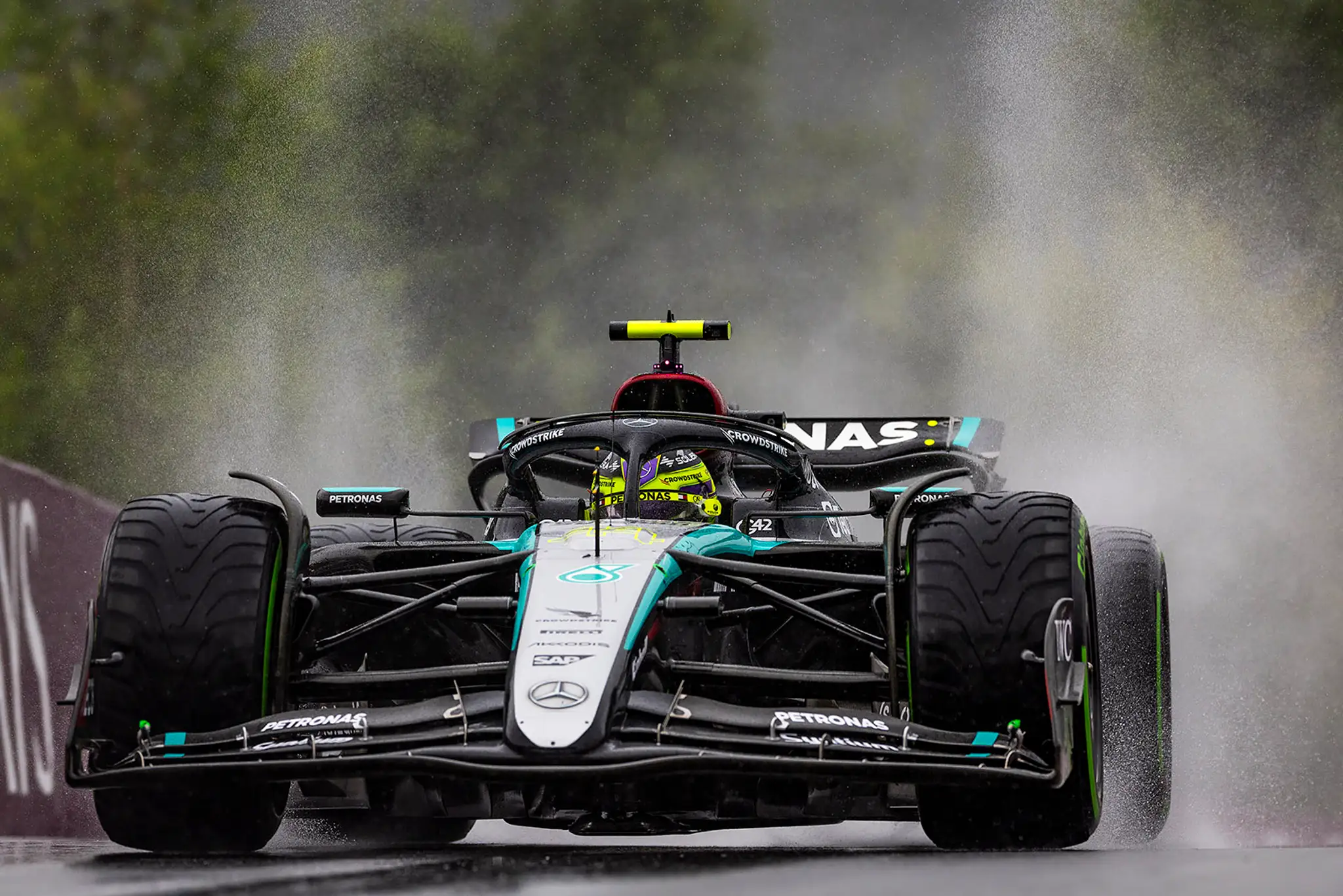 Pilot Mercedesu Lewis Hamilton počas kvalifikácie.