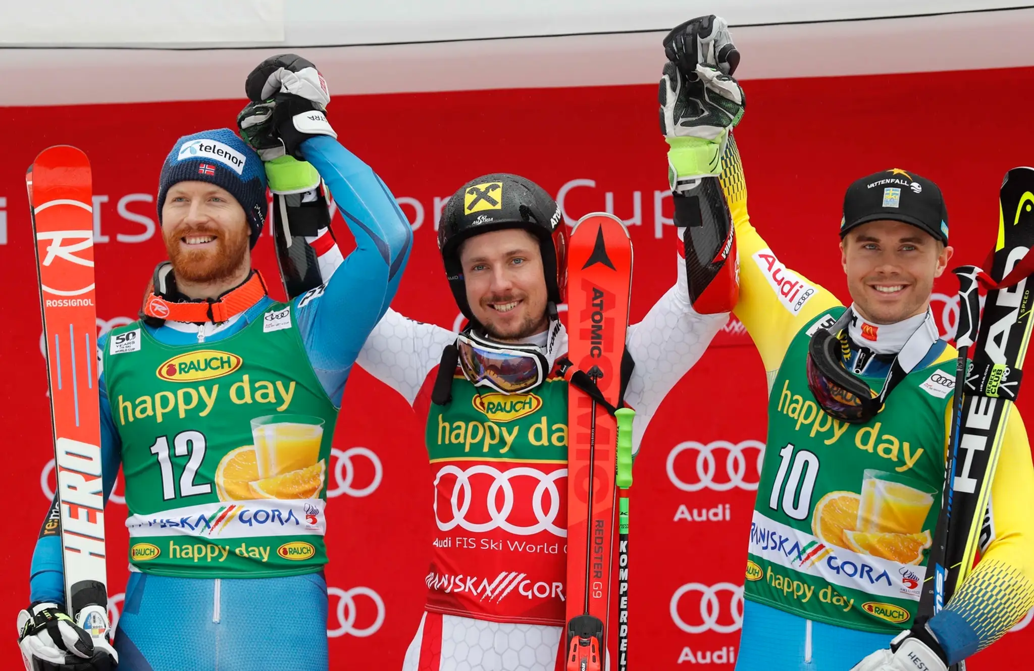 Na snímke v strede Marcel Hirscher.