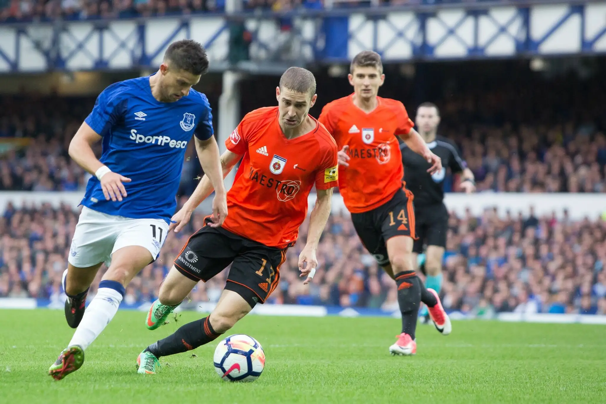 Sprava Peter Maslo z Ružomberka a Kevin Mirallas z Evertonu v dueli 3. predkola EL.