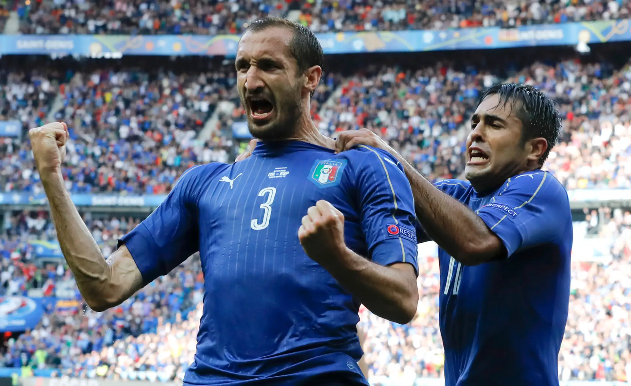 Talian Giorgio Chiellini (vľavo) sa teší so spoluhráčom Ederom po strelení úvodného gólu v osemfinále ME.
