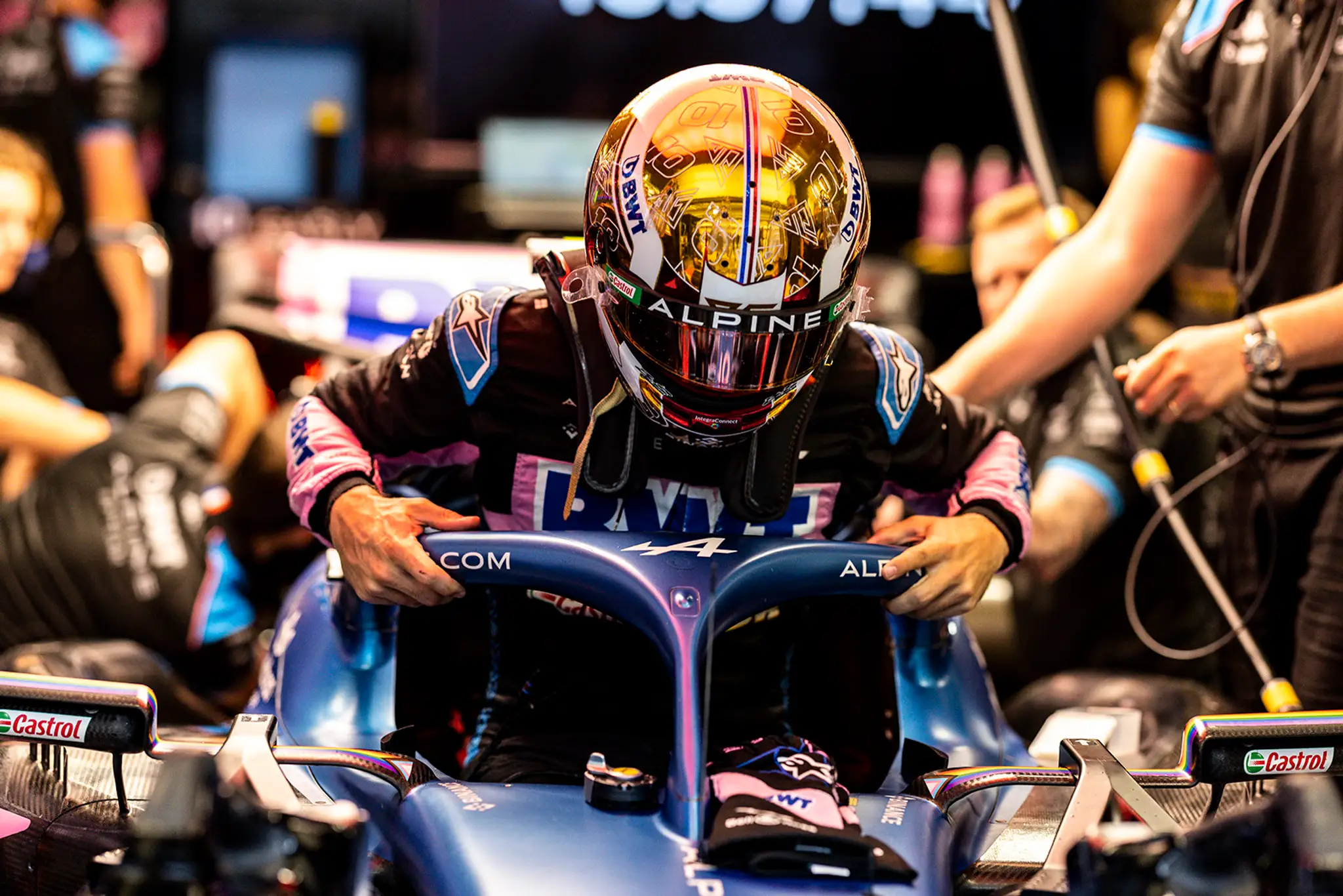Pierre Gasly nastupuje do svojho monopostu