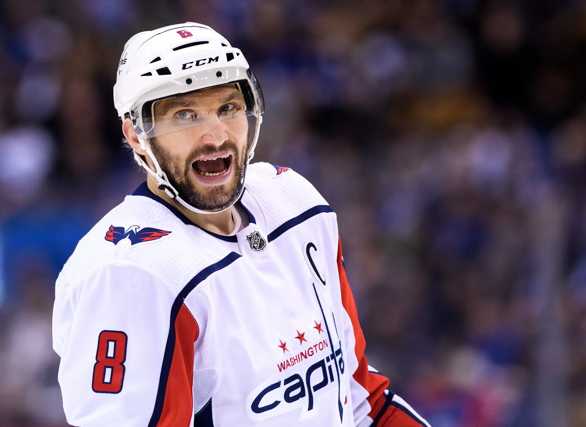 Alexander Ovečkin z Washingtonu v dueli proti Torontu.