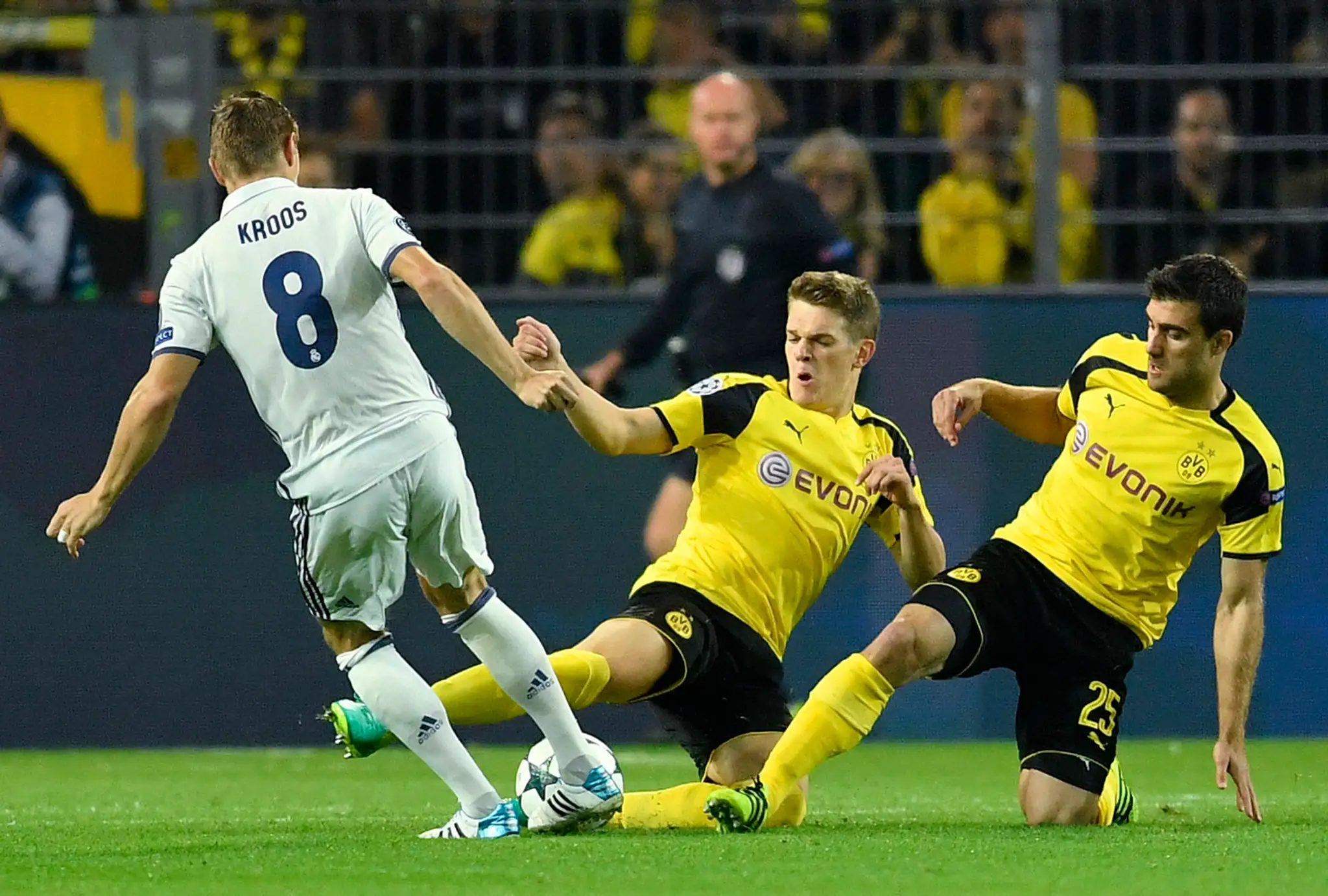 Záložník Realu Madrid Toni Kroos (v bielom) v súboji o loptu proti dvojici Dortmundčanov Matthias Ginter (v strede) a Sokratis P
