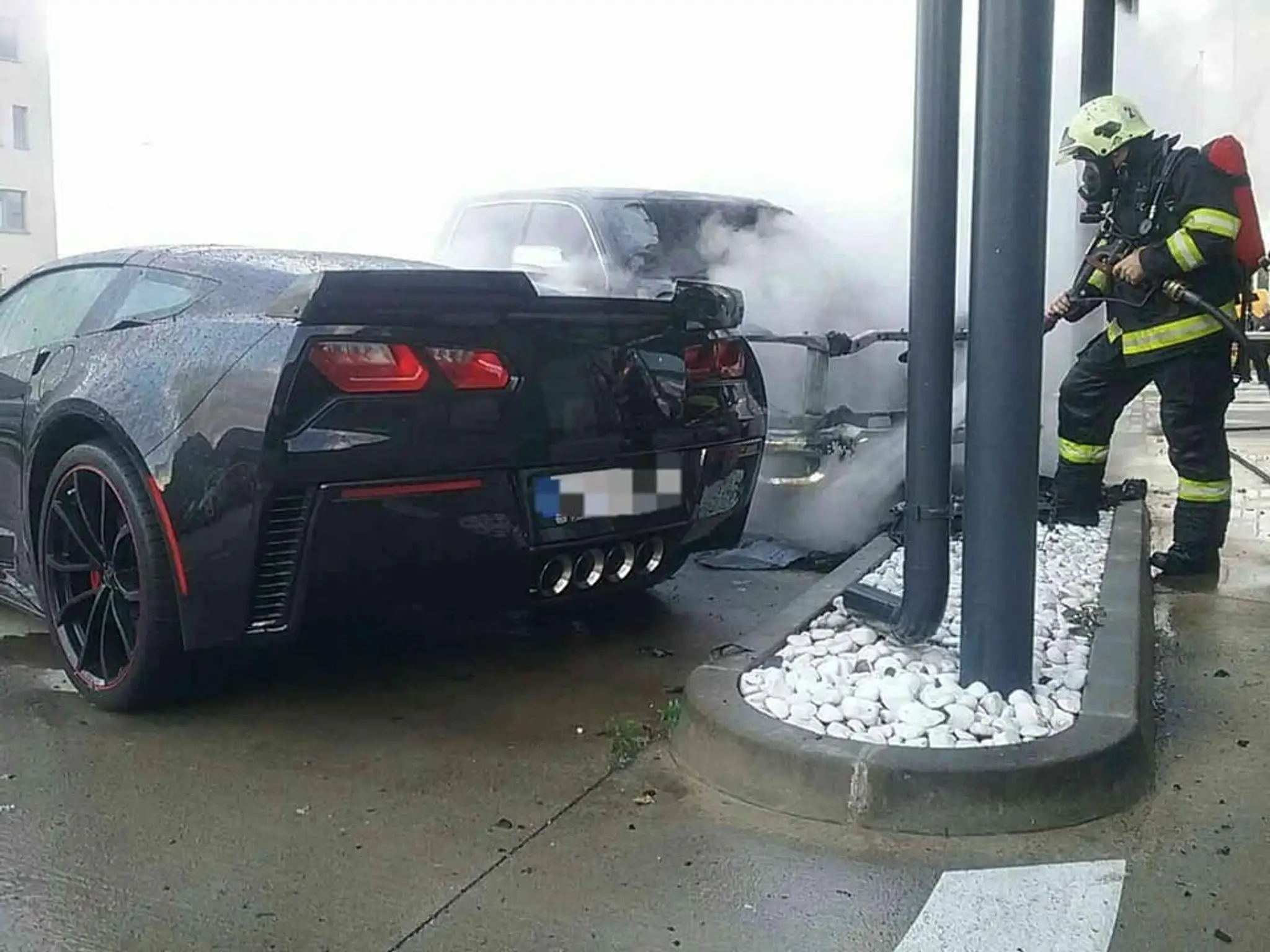 Horiace autá na Panónskej ulici.