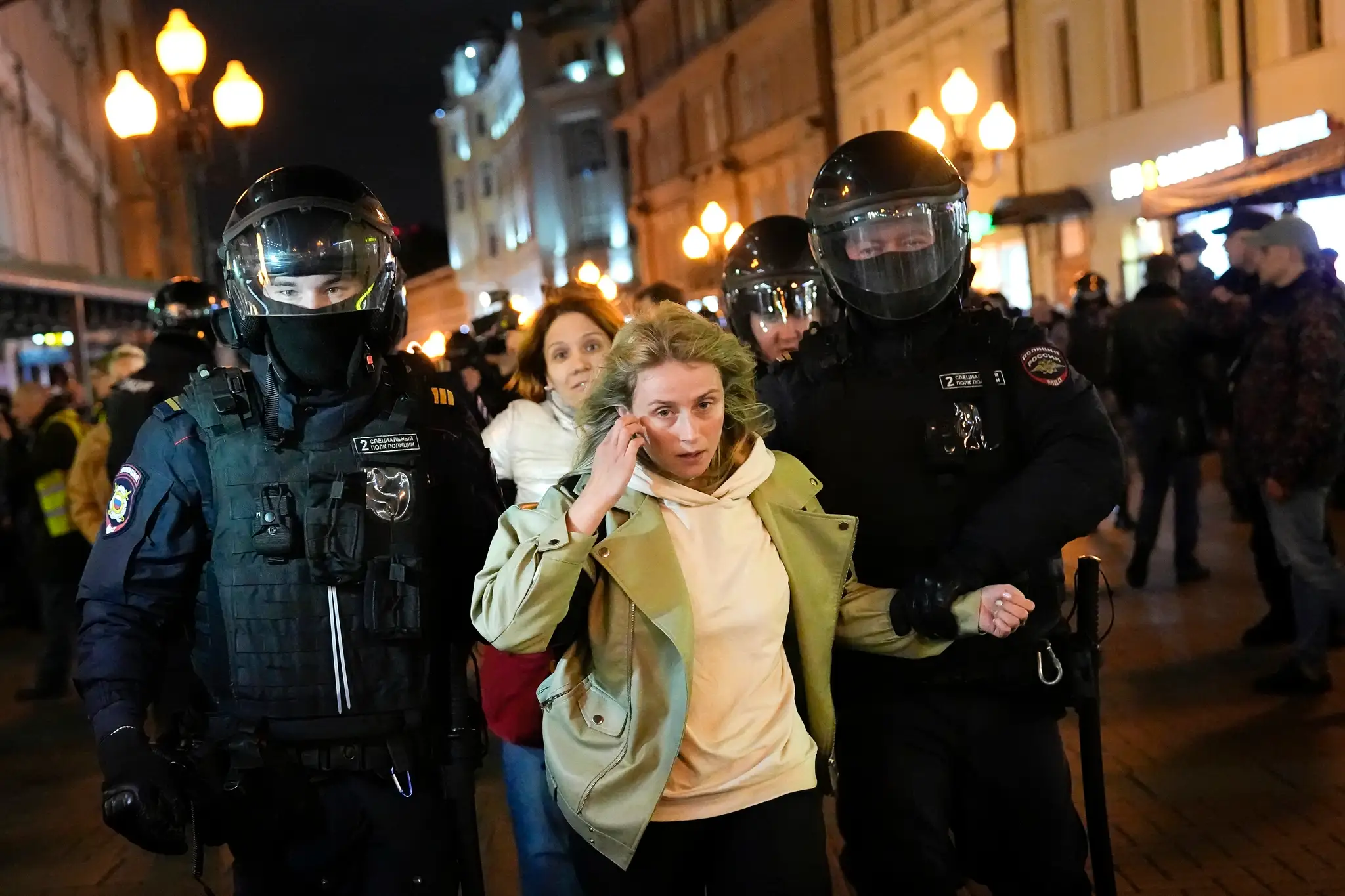 Polícia zadržiava ženu na proteste v Moskve.