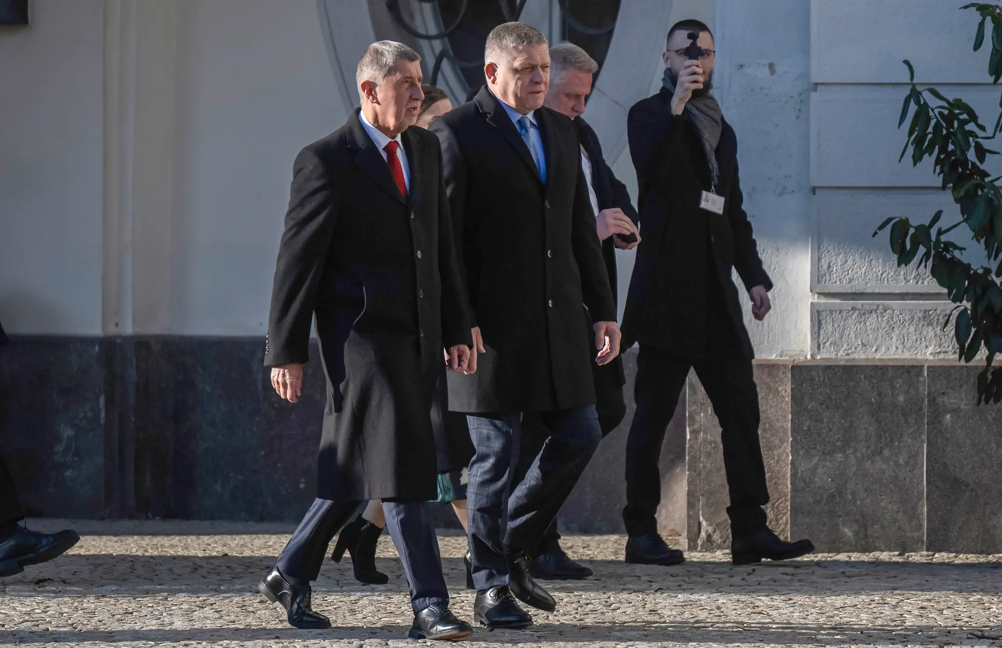 Slovenský premiér Robert Fico (vľavo) a český premiér Andrej Babiš (vpravo) kráčajú počas uvítacieho ceremoniálu v Bratislave.