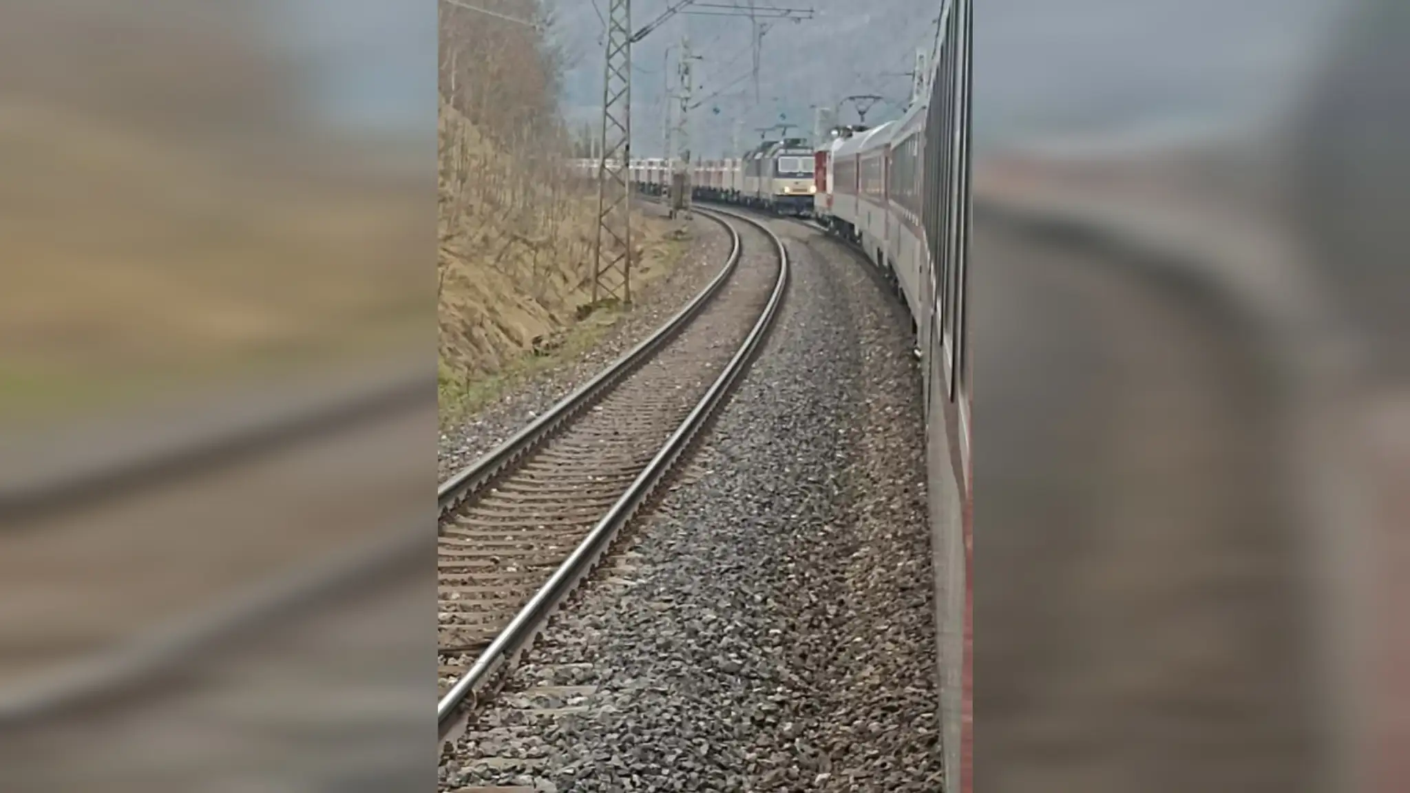 FOTO: Hrozila ďalšia zrážka. Oprotiidúce vlaky zastavili len pár metrov od seba