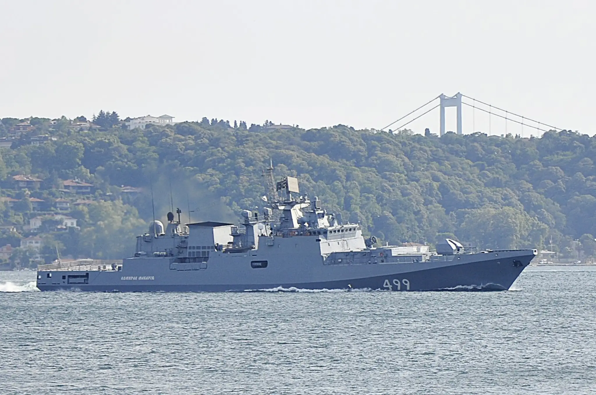 Ruská fregata Admiral Makarov prechádza cez Bospor.