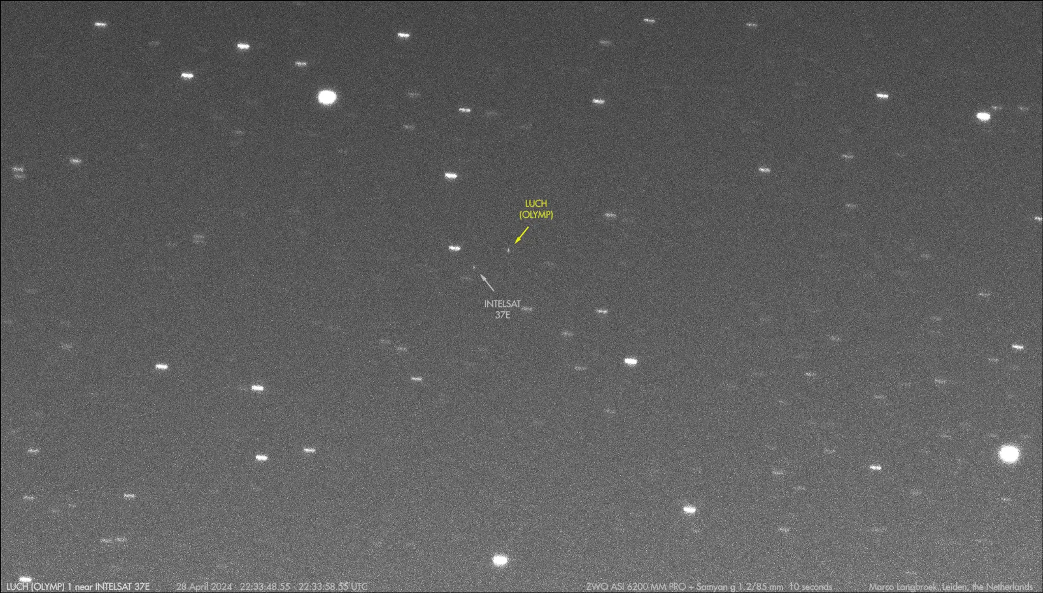 Ruský satelit Olymp-K v tesnej blízkosti družice Intelsat.