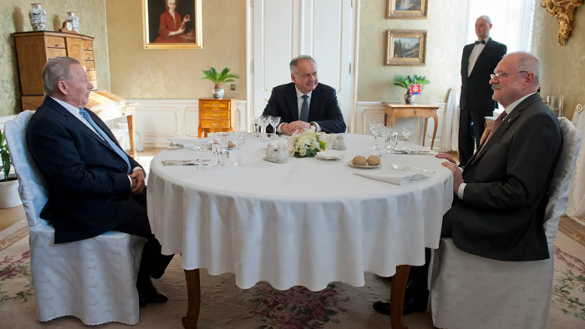 Andrej Kiska s predchodcami  Rudolfom Schusterom a Ivanom Gašparovičom na tradičnom novoročnom obede. 