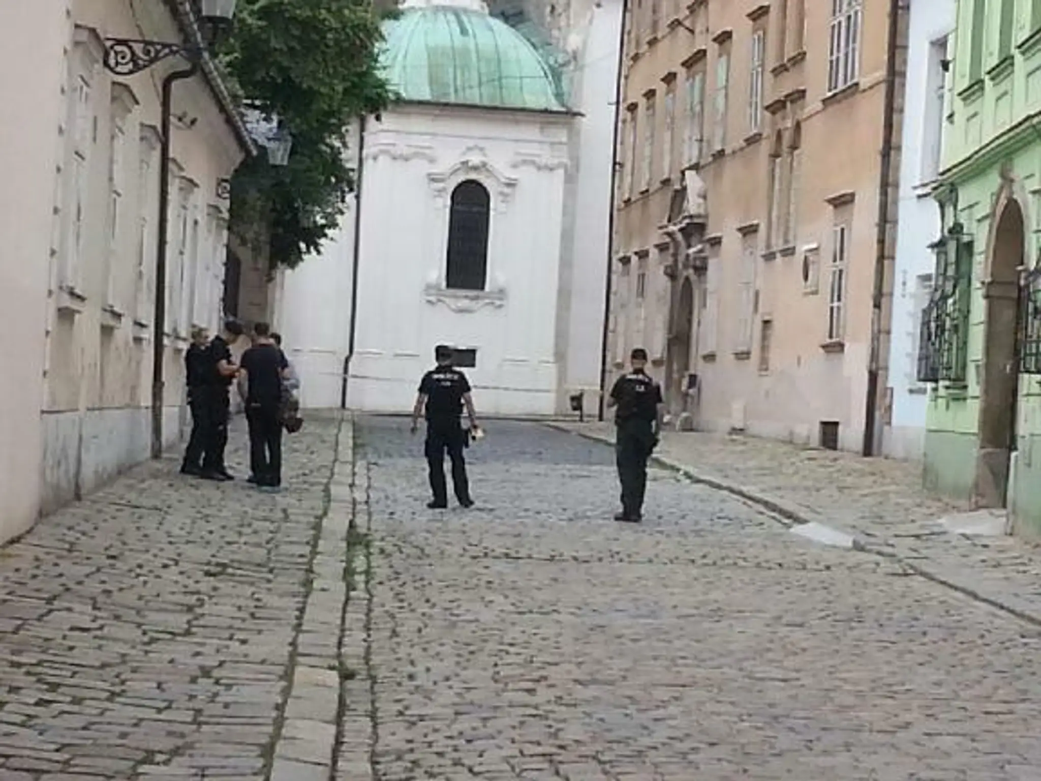 Pri Dóme sv. Martina našli maketu moslimky so samopalom. Okolie je uzavreté