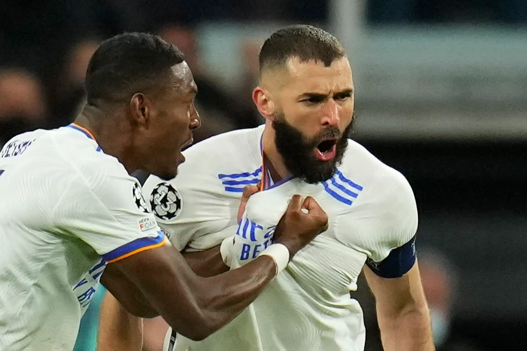 Zľava David Alaba a Karim Benzema z Realu Madrid oslavujú gól v odvete osemfinále LM proti PSG.
