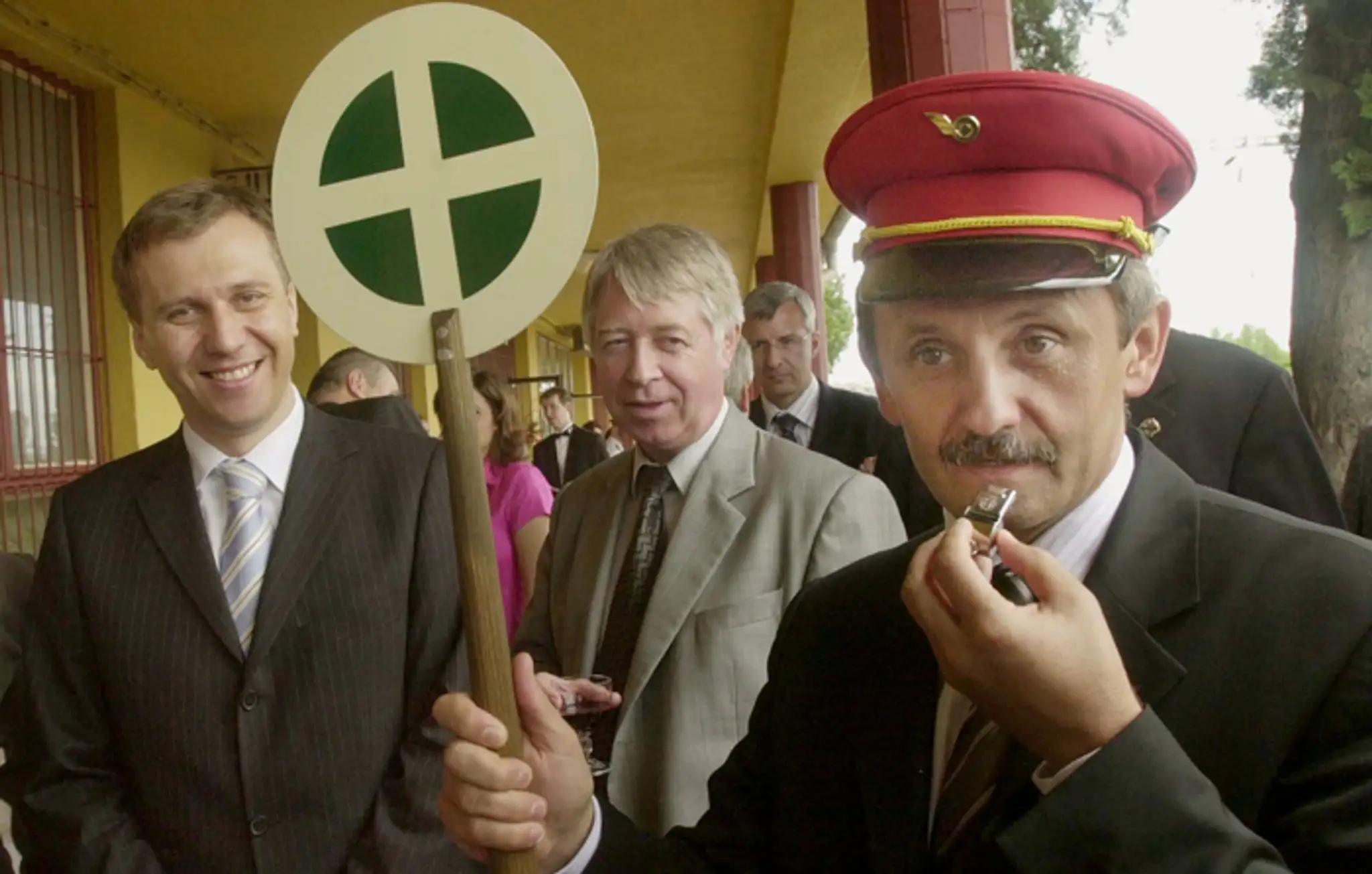 Na snímke z 11. júna 2004 vtedajší premiér Mikuláš Dzurinda sa počas výjazdu v Pezinku.
