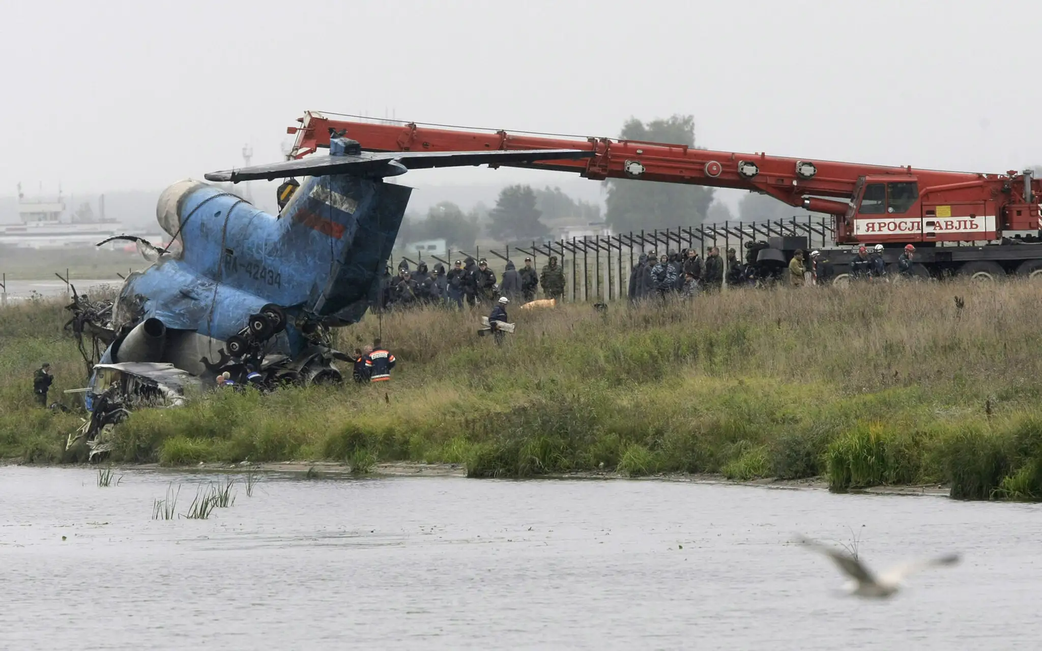 Záchranári zbierajú 9.septembra 2011 pri Jaroslavli  trosky po havárii ietadla Jak-42.