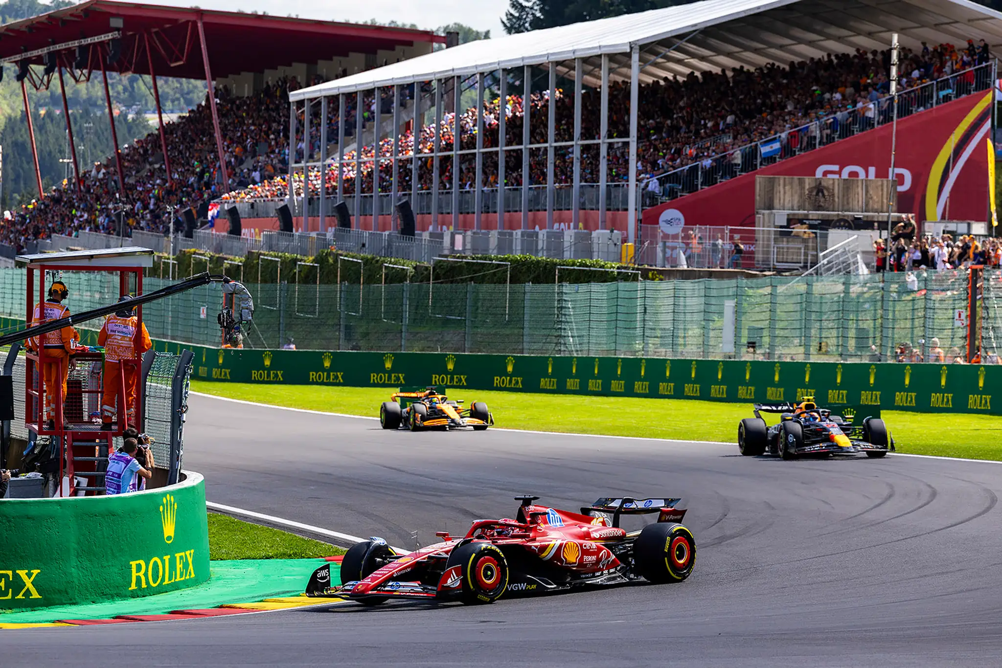 Jazdec Ferrari Charles Leclerc sa dodatočne dostal na pódium.