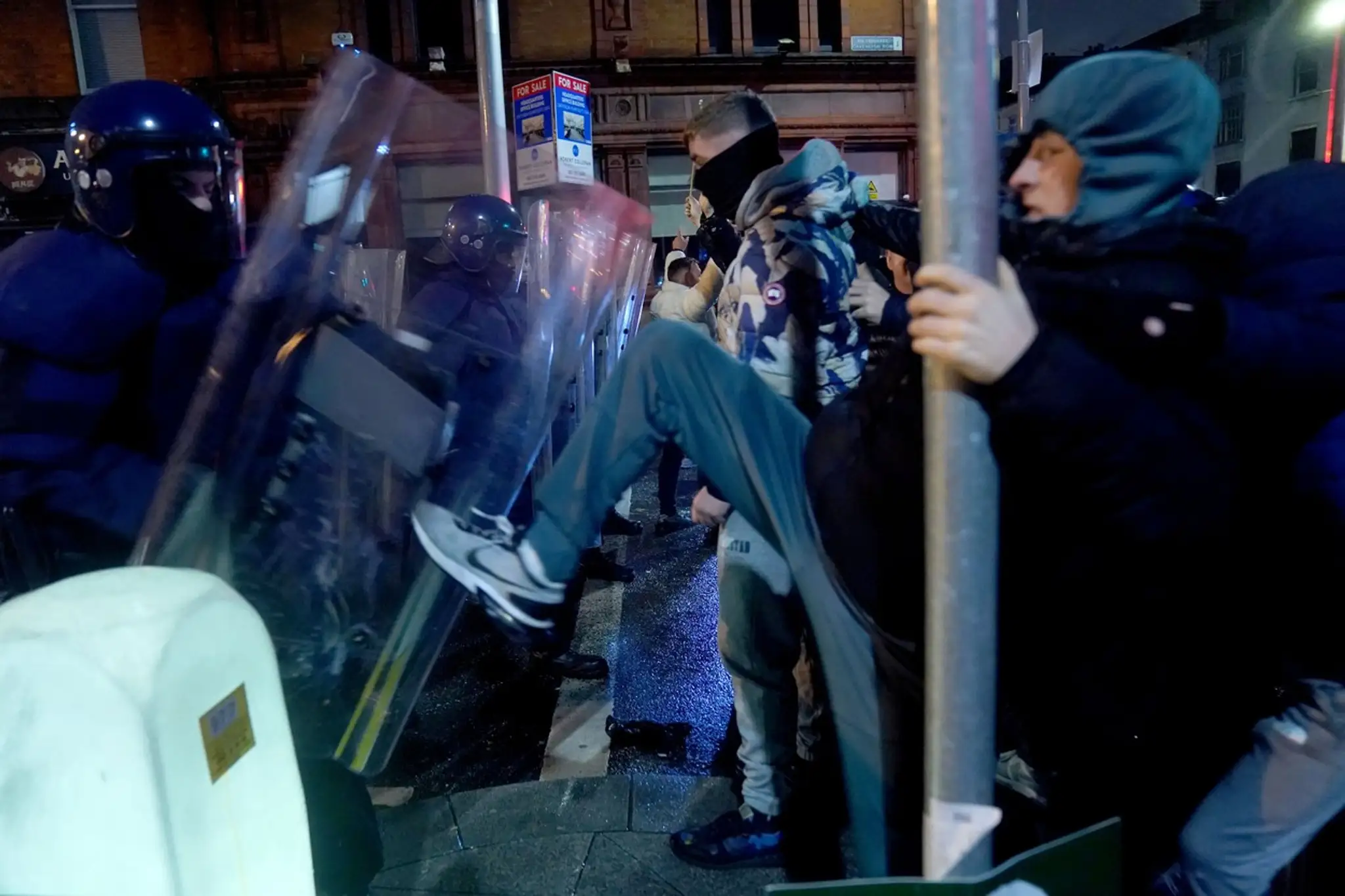 Potýčky medzi políciou a rozzúreným davom.
