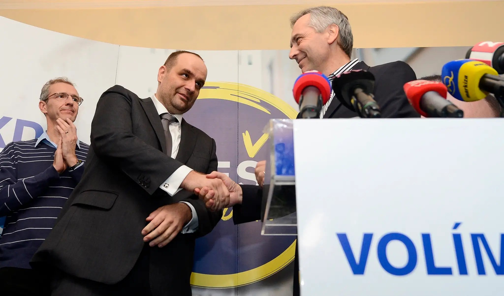 Pavol Frešo a Ján Figeľ si podávajú ruky