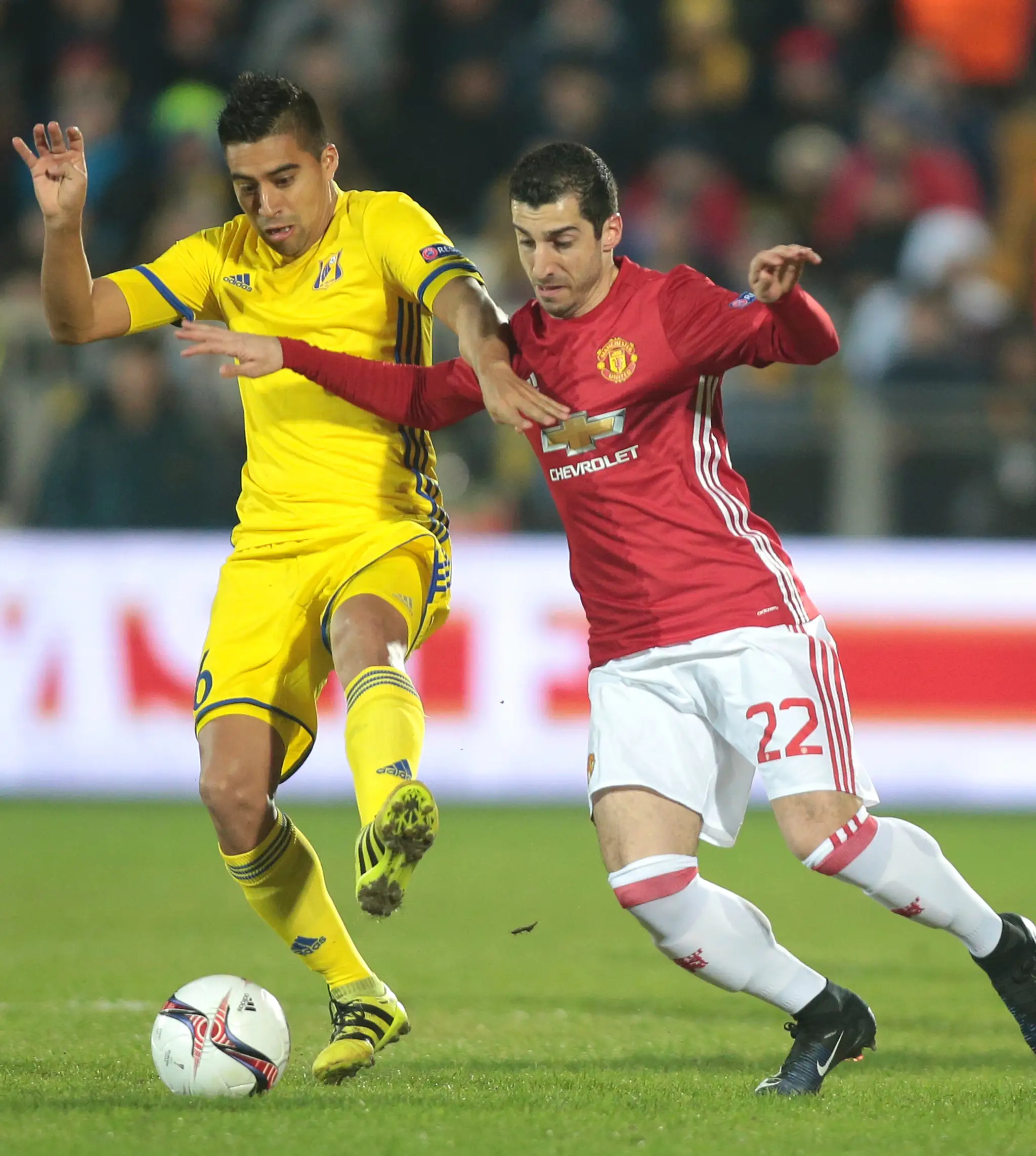 Christian Noboa (vľavo) z Rostova bojuje o loptu s Henrikom Mchitarjanom z ManUtd v osemfinále EL.