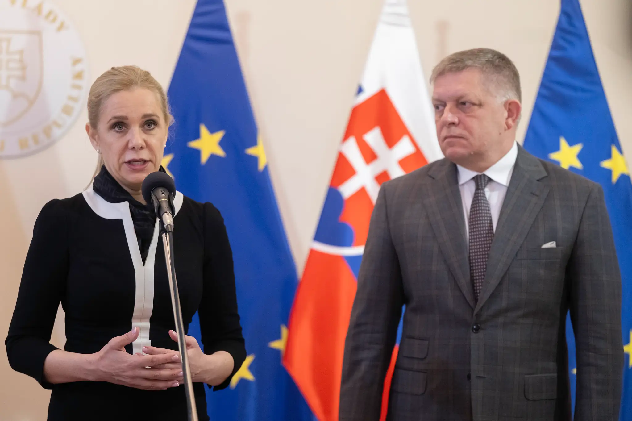 Na snímke predseda vlády SR Robert Fico (Smer-SD) a ministerka hospodárstva SR Denisa Saková (Hlas-SD) 
