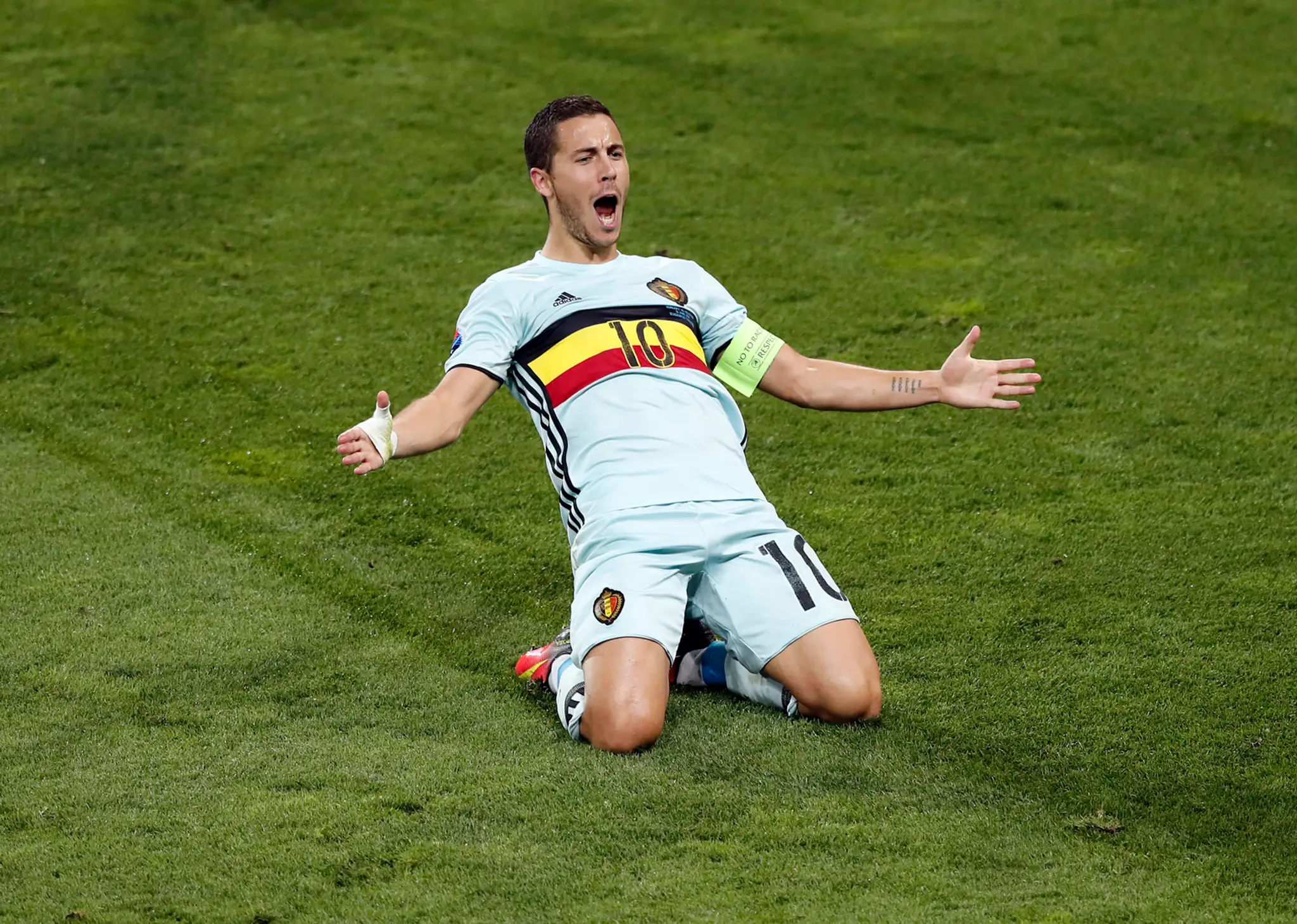 Eden Hazard z Belgicka sa teší po góle na 3:0 v osemifinále ME proti Maďarsku.