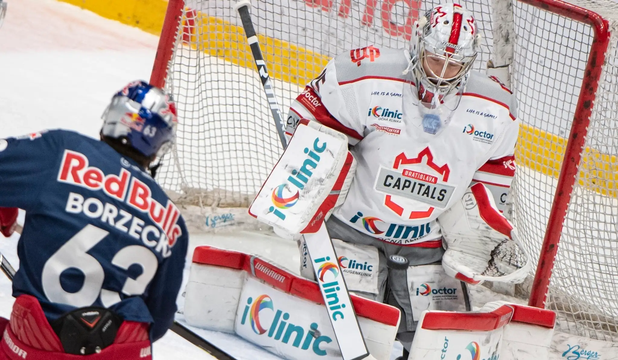Na snímke vpravo brankár Samuel Baroš (Bratislava Capitals) a vľavo Jakub Borzecki (Red Bull).