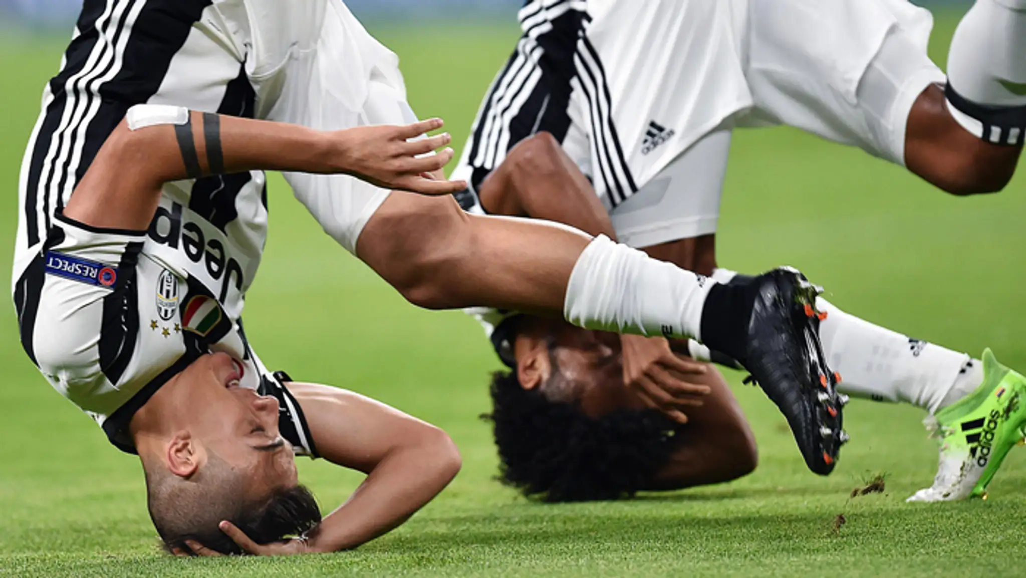 Paulo Dybala a Juan Cuadrado sa tešia z gólu proti FC Barcelona.