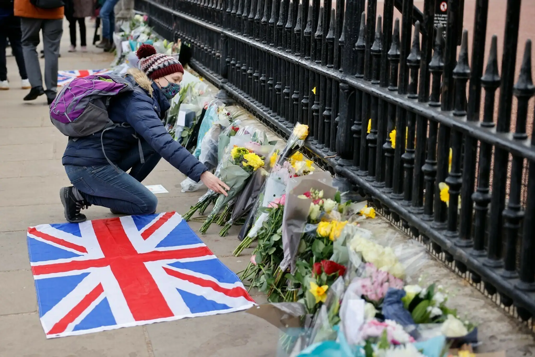 Británia plače za princom Philipom. Pred palácom sa zbierajú davy ľudí