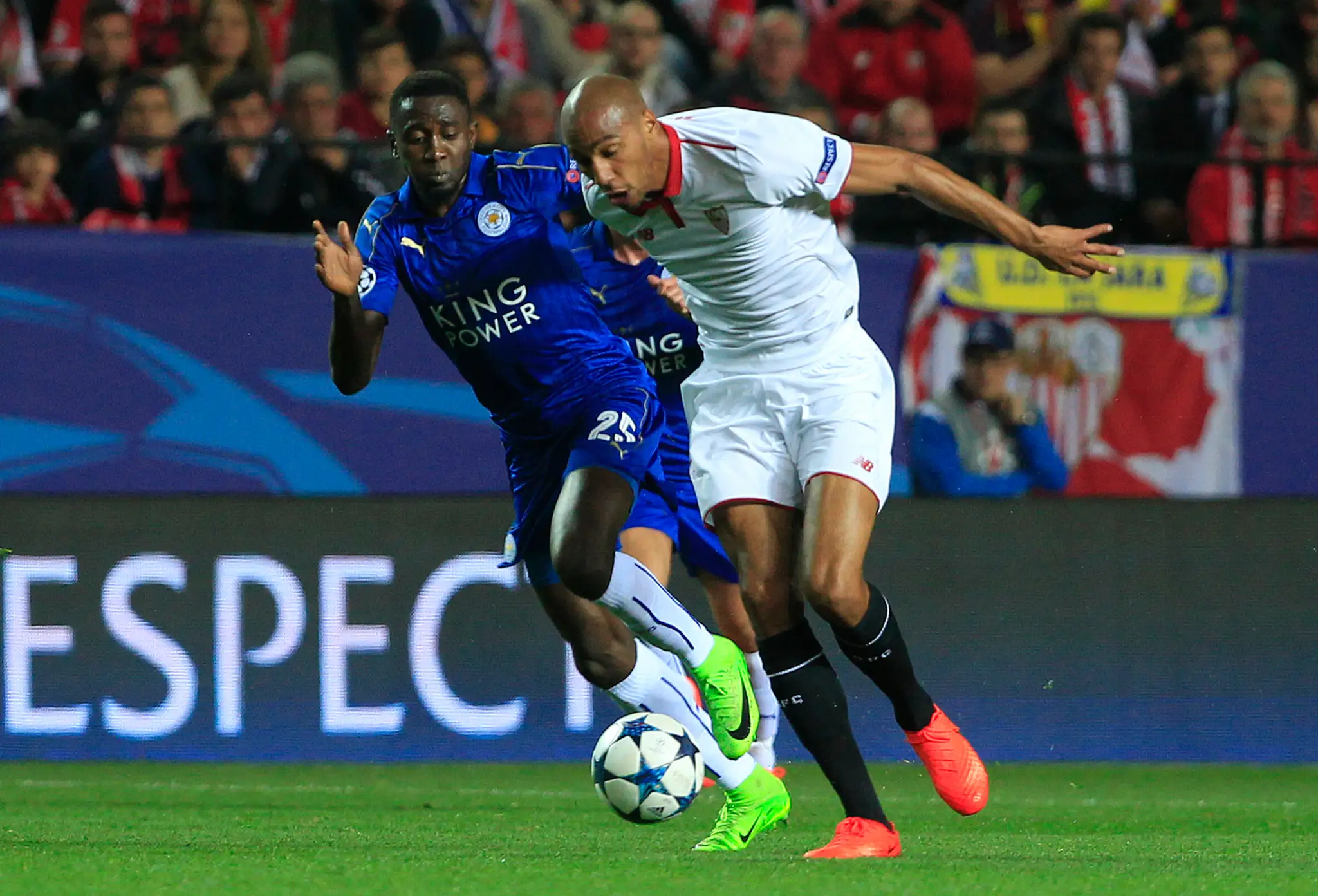 Steven N'Zonzi (vpravo) zo Seville uniká s loptou Wilfredovi Ndidiovi z Leicestru v osemfinále LM.